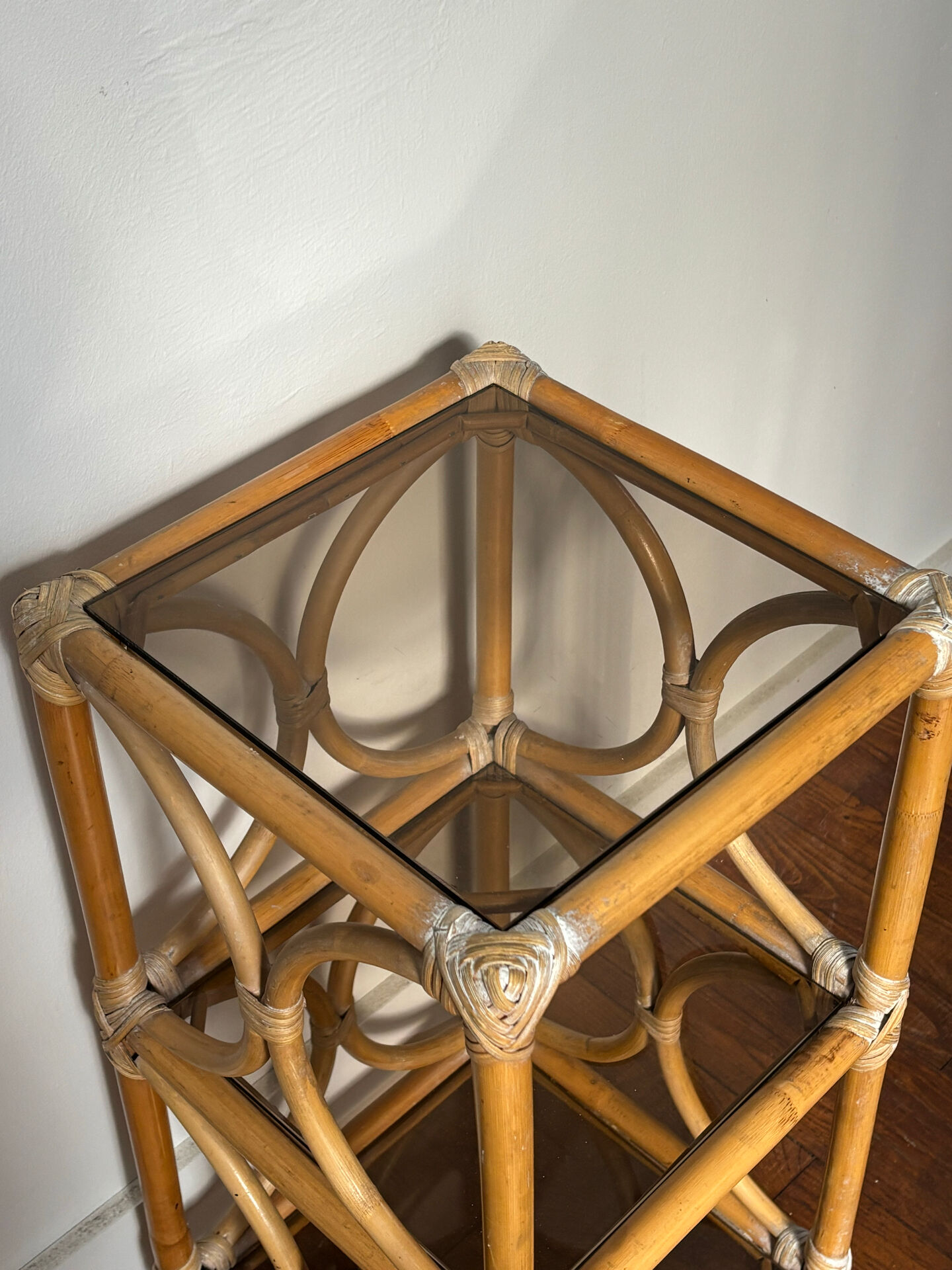 Etagère en rotin et verre