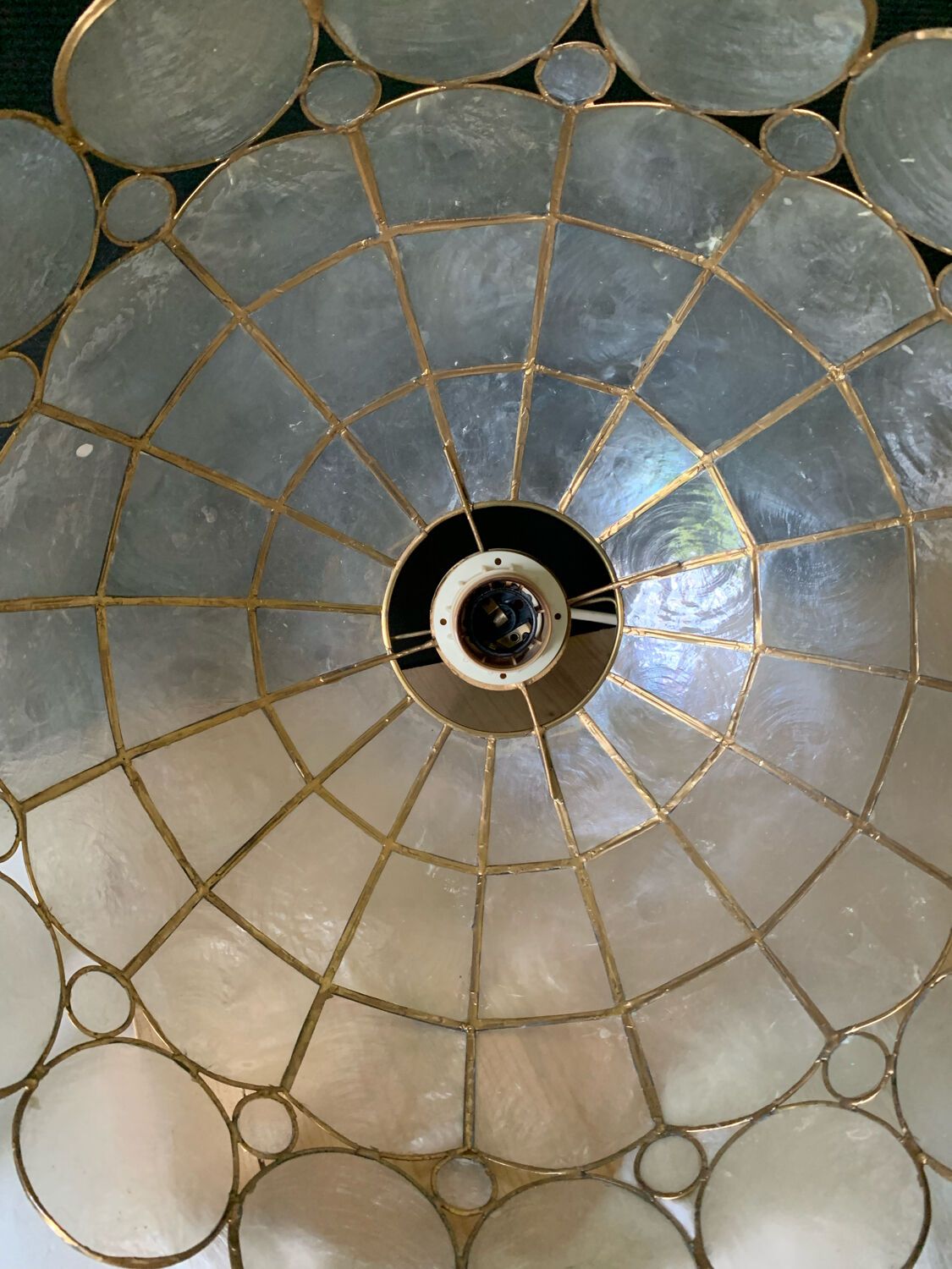 Mother-of-pearl suspension