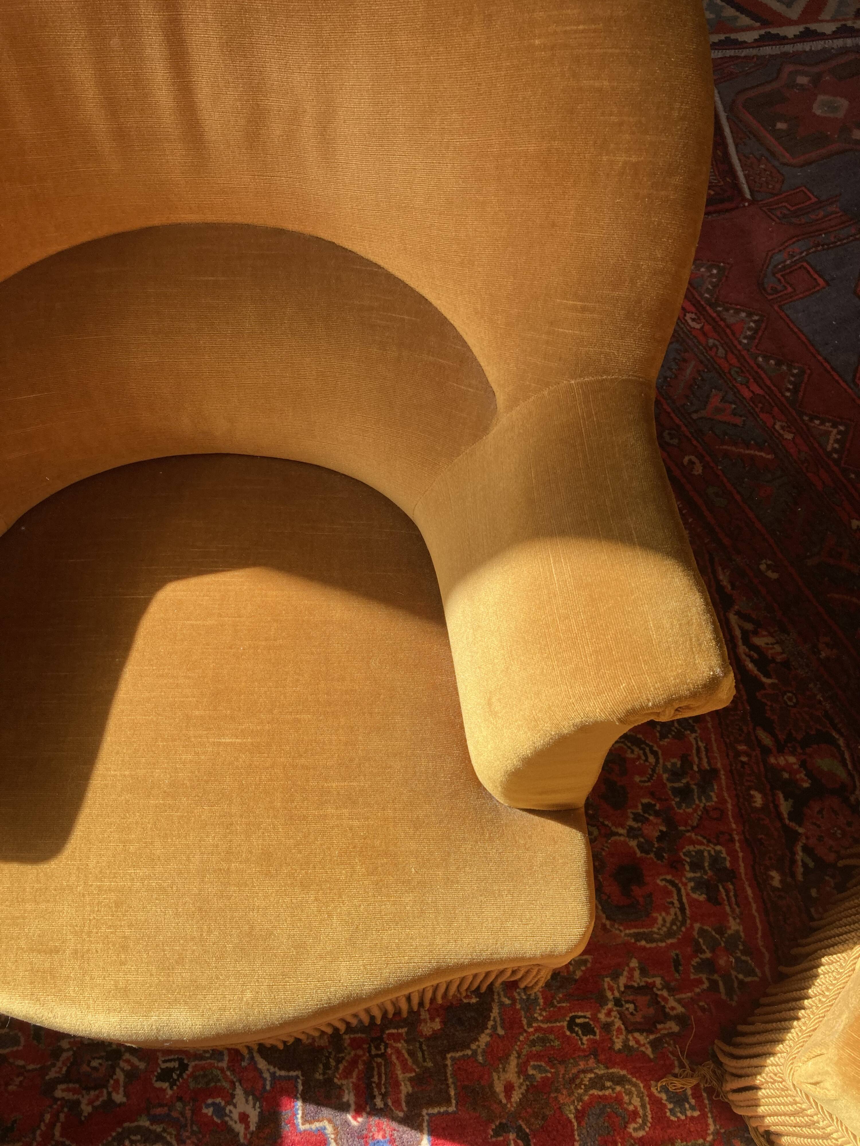 Paire de fauteuils crapaud jaune beige velours frange