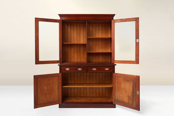 Vitrine ou bibliothèque Art Nouveau en chêne avec sculptures et porte vitrée