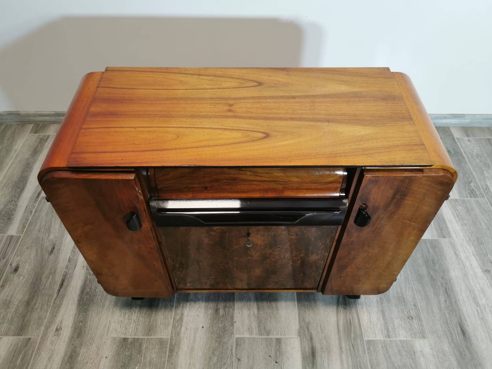 Armoire Gramophone par Jindrich Halabala