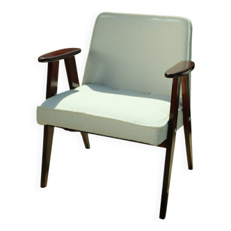Fauteuil vintage Boucle Blanche par J. Chierowski n°366, 1960, Pologne Rénové en Bois de Hêtre Foncé