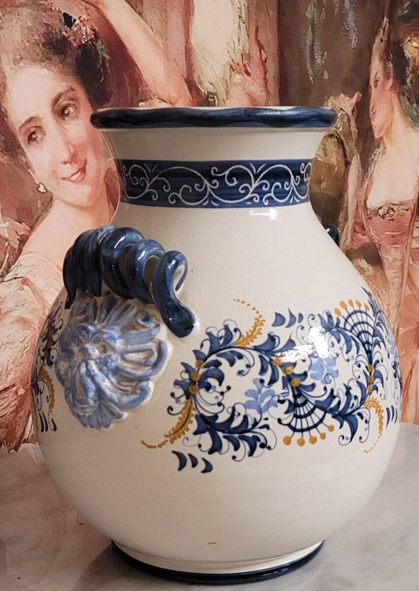 Large vase in Italian faience from the 20th century.