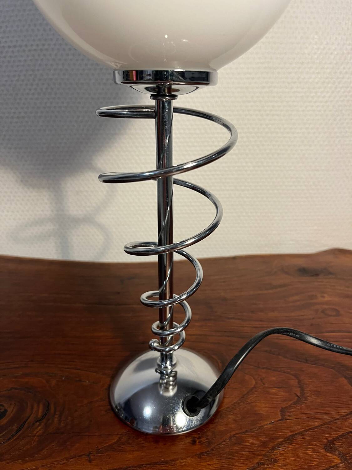Metal base lamp, spring style, opaline globe