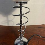 Lampe pied métal style ressort globe opalin