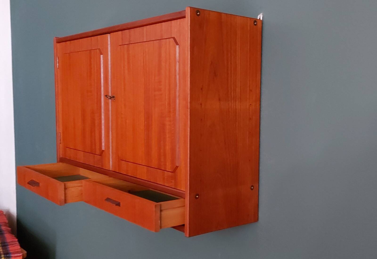 Armoire en teck, suspendue, Danemark 1960