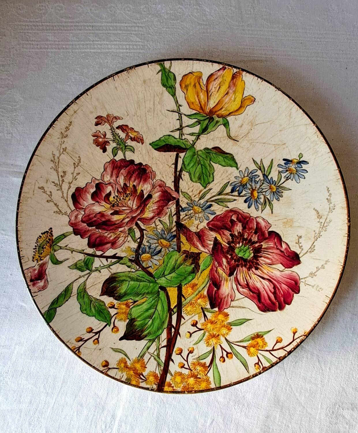Plat Terre de fer Longchamp. Fin 19ème. Décor de fleurs