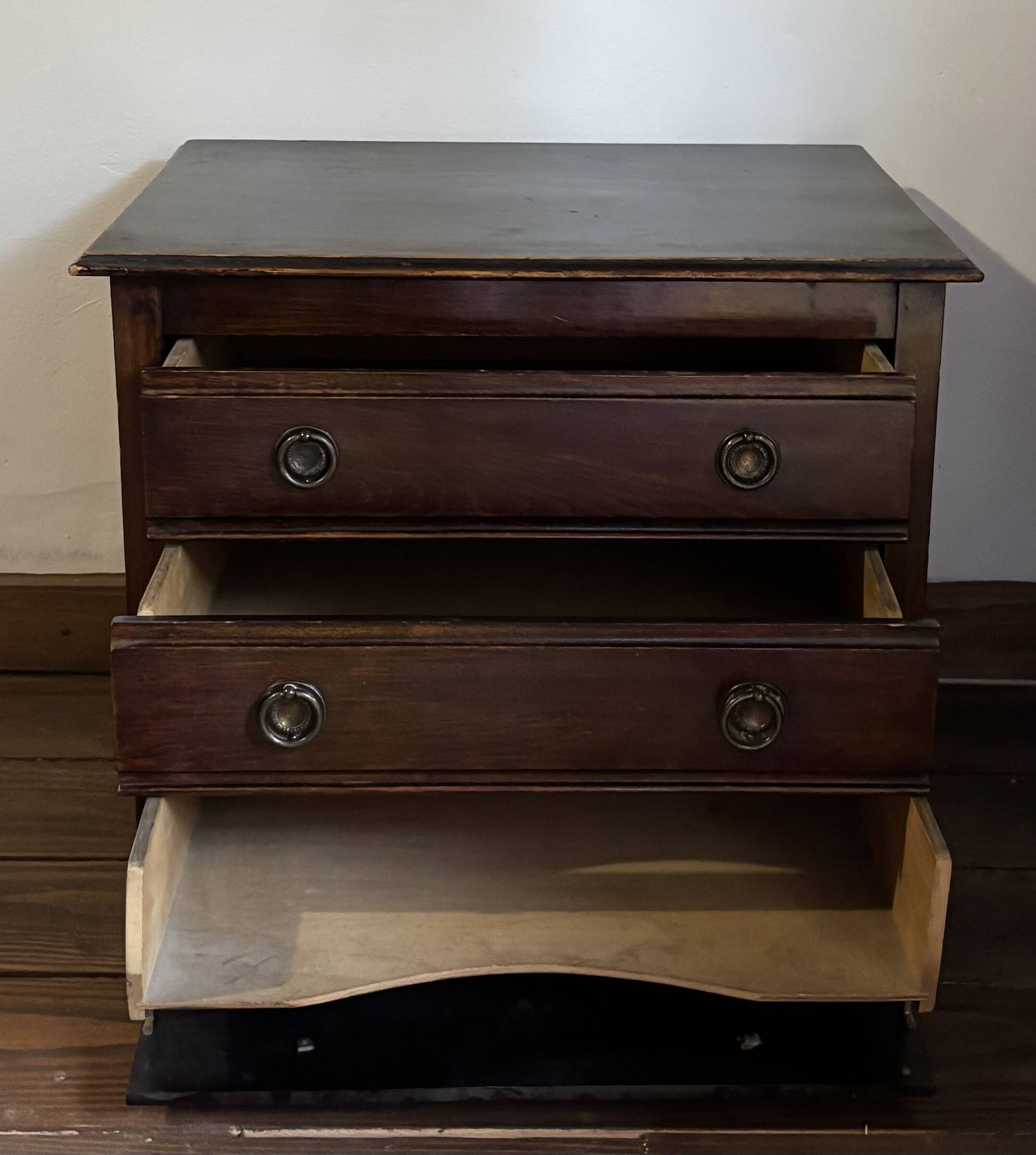 Petite commode ancienne en hêtre 3 tiroirs France Fin XIXe/début XXe