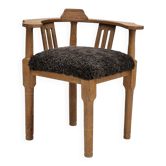 Fauteuil retapissé années 1950, design danois, peau de mouton de nouvelle-zélande, bois de chêne.