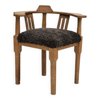 Fauteuil retapissé années 1950, design danois, peau de mouton de nouvelle-zélande, bois de chêne.