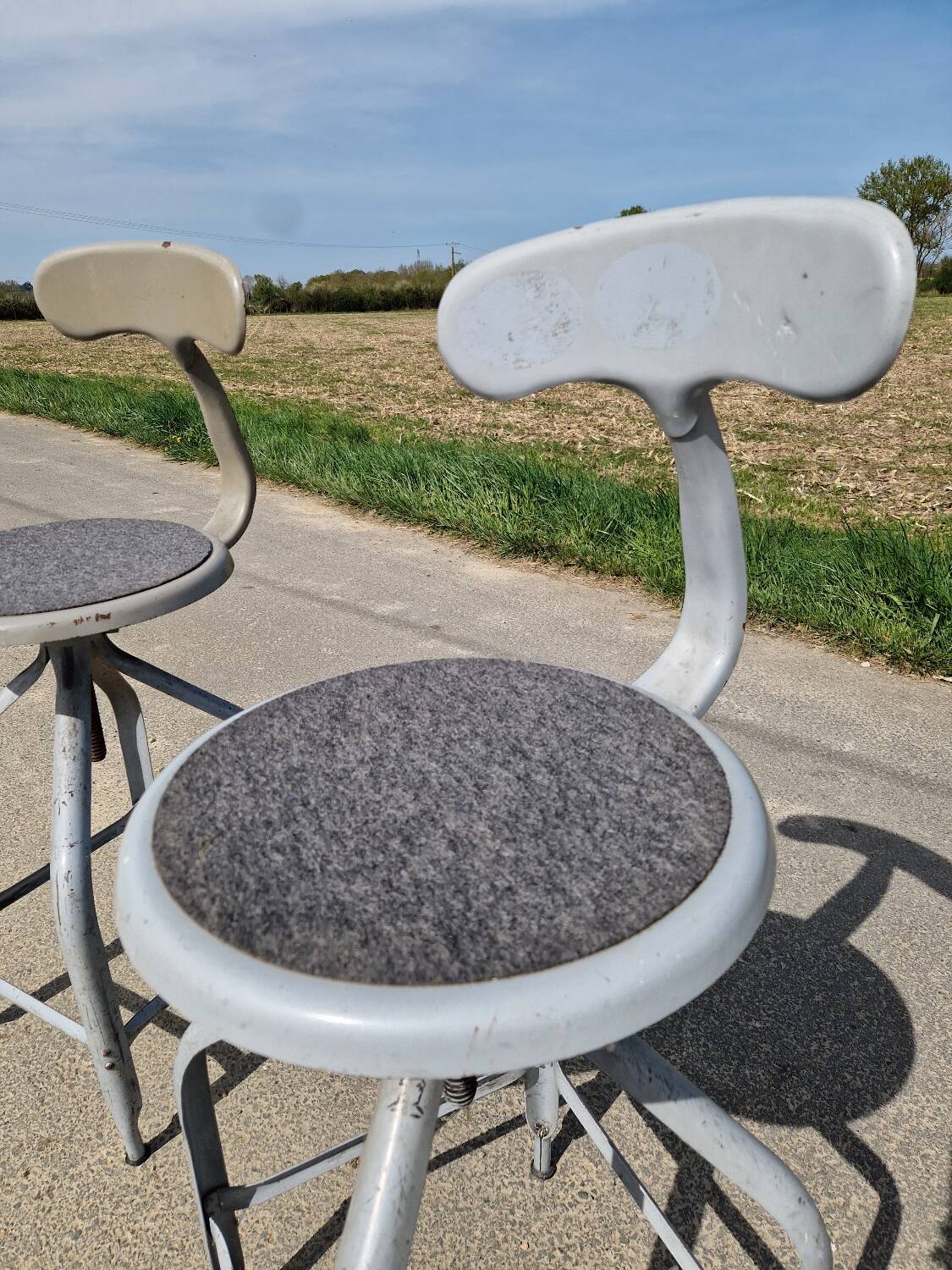Lot de 2 chaises haute atelier modèle Nicolle dit à queue de baleine