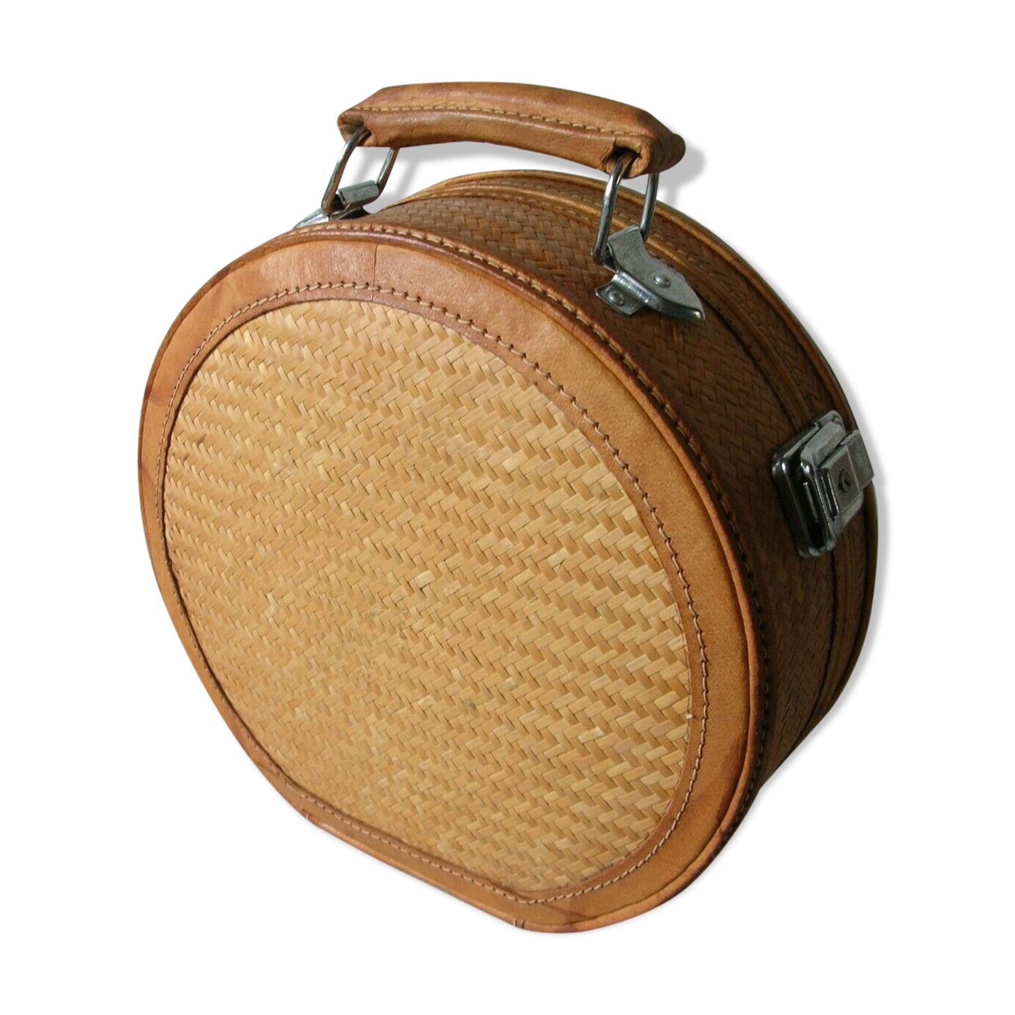 Round woven wicker and leather case