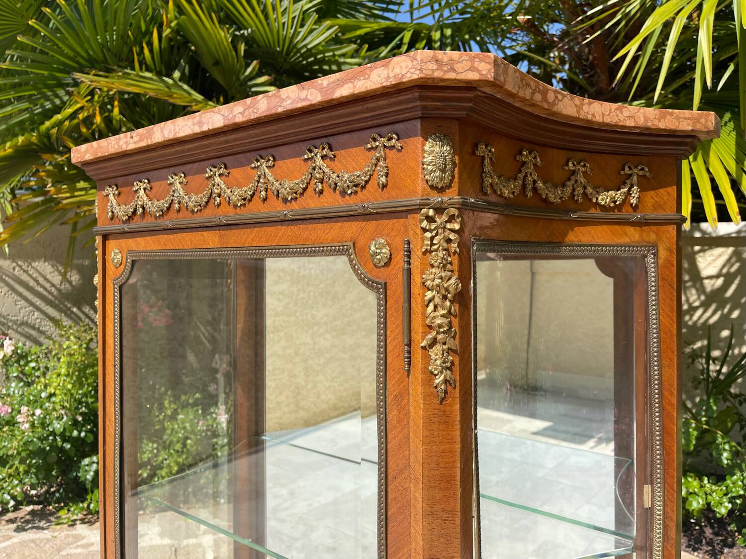 Vitrine en Marqueterie Style Louis XV