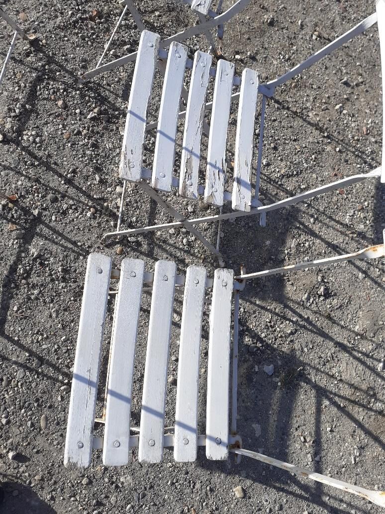 Lot of 5 white folding garden chairs