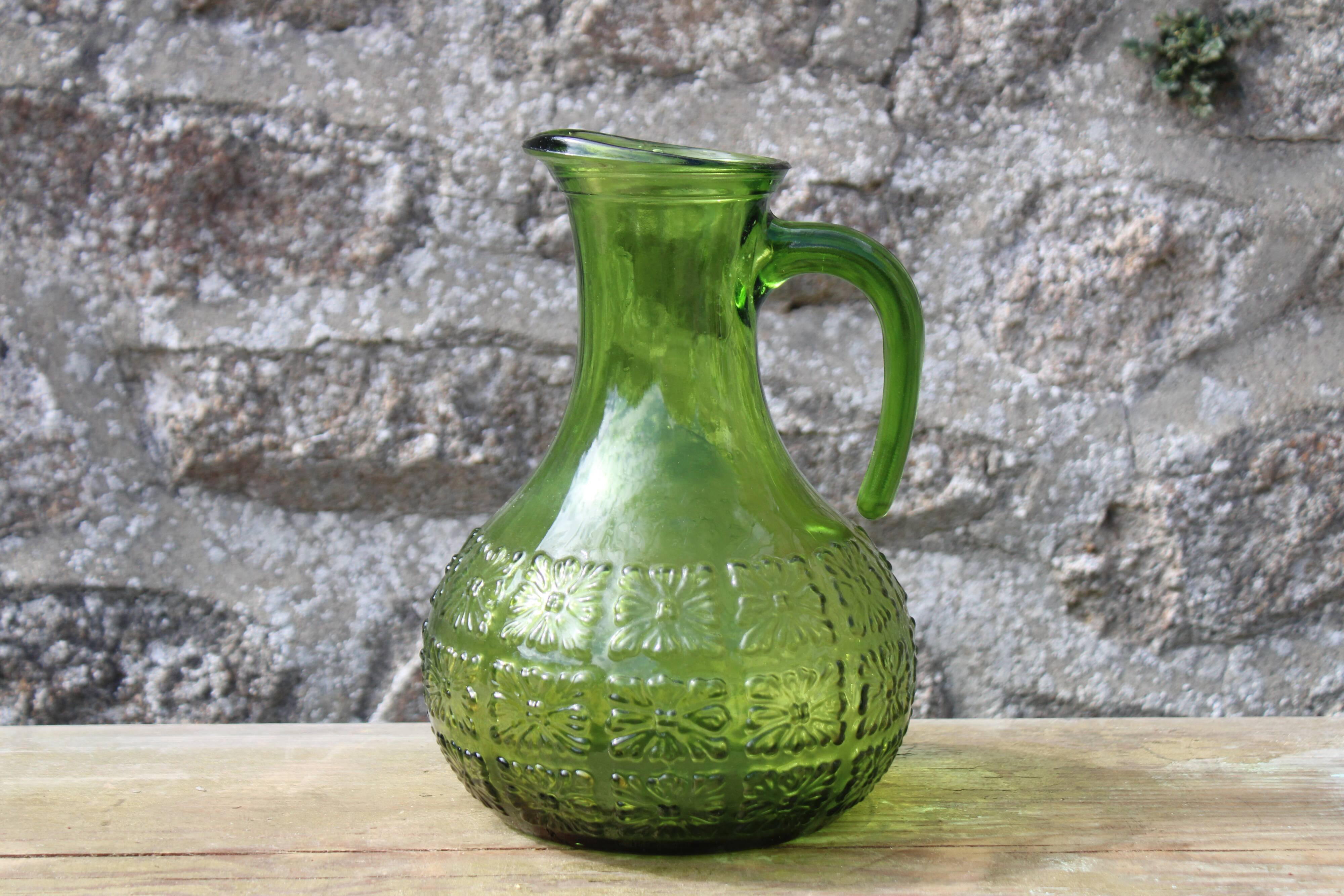 Pichet ancien vintage en verre moulé vert relief fleuri – décoration rétro