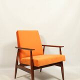 Fauteuil moderne en velours orange papaye bois brun foncé 1970 style scandinave