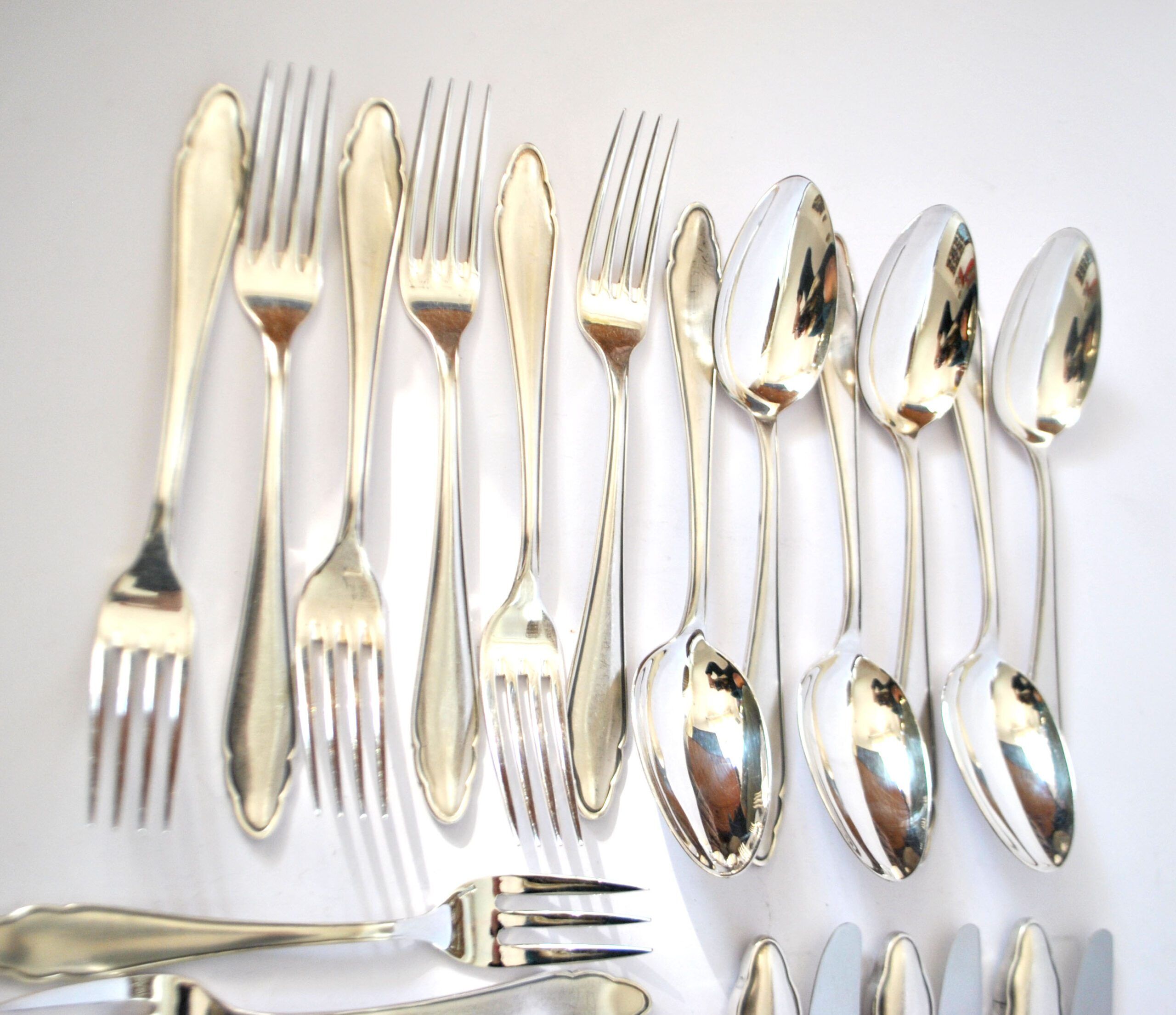 DEETJEN 30-piece modernist cutlery set with scalloped edges