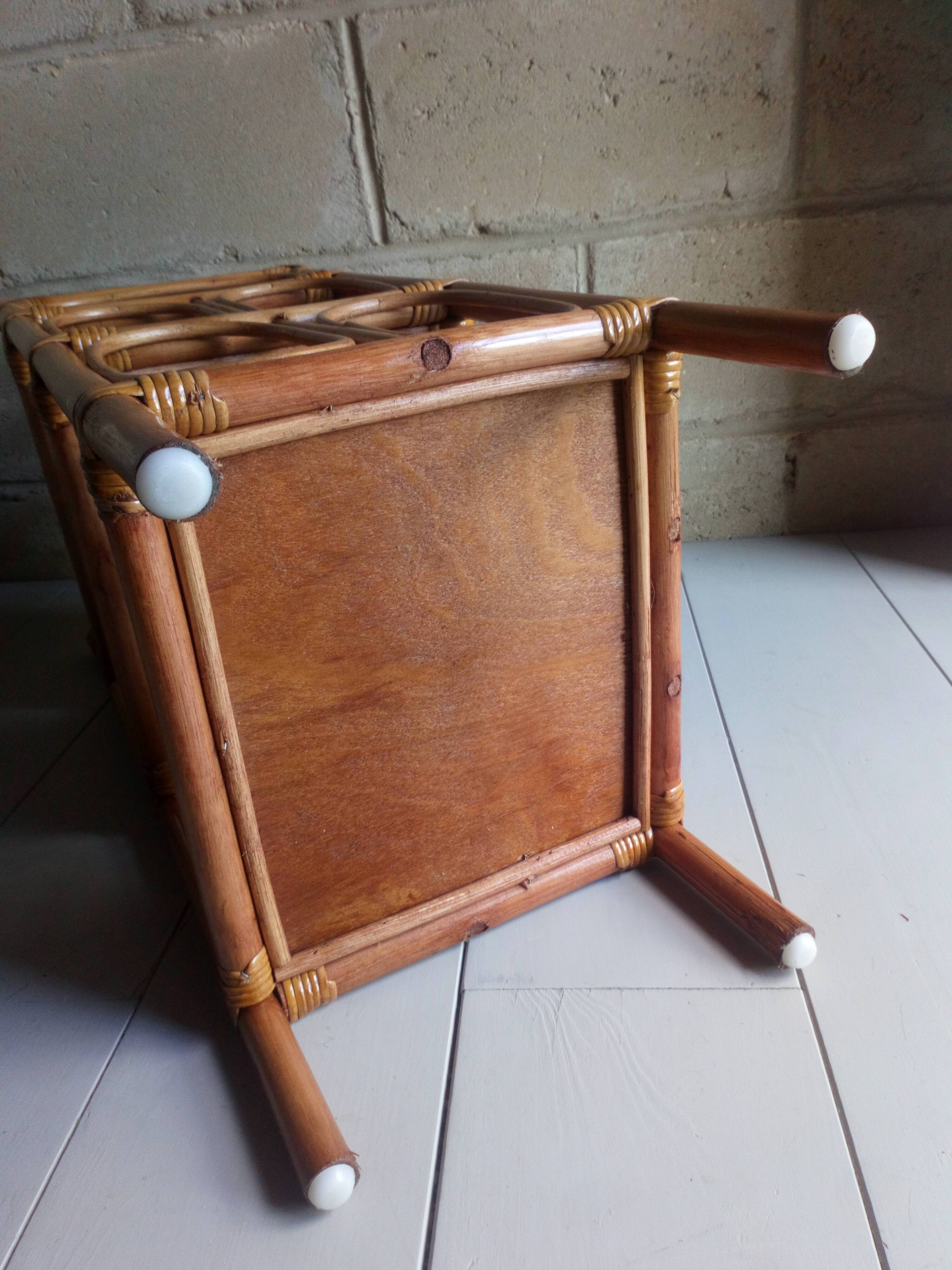 Shelf selette on wooden feet and vintage rattan
