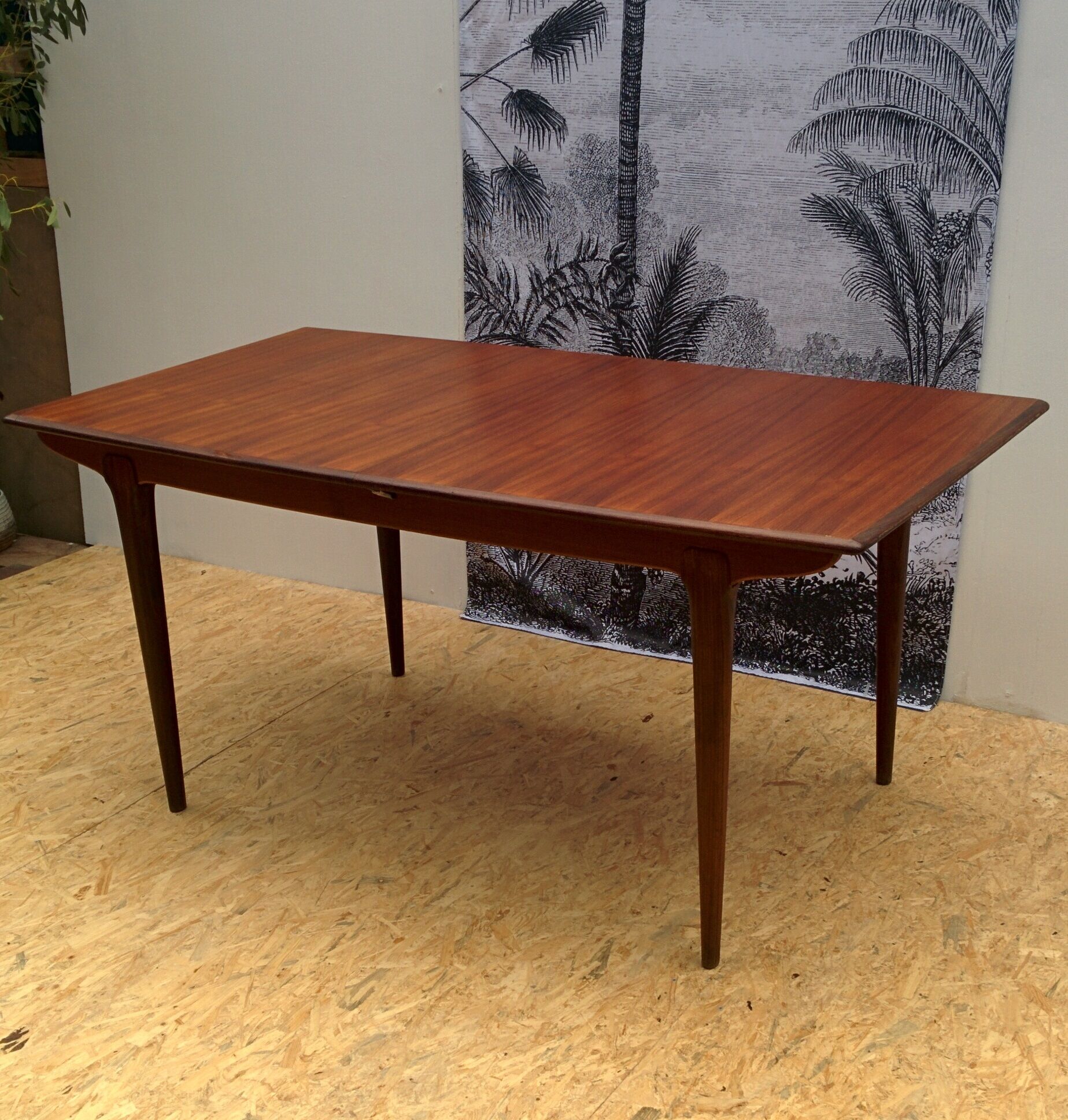 Extendable scandinavian table