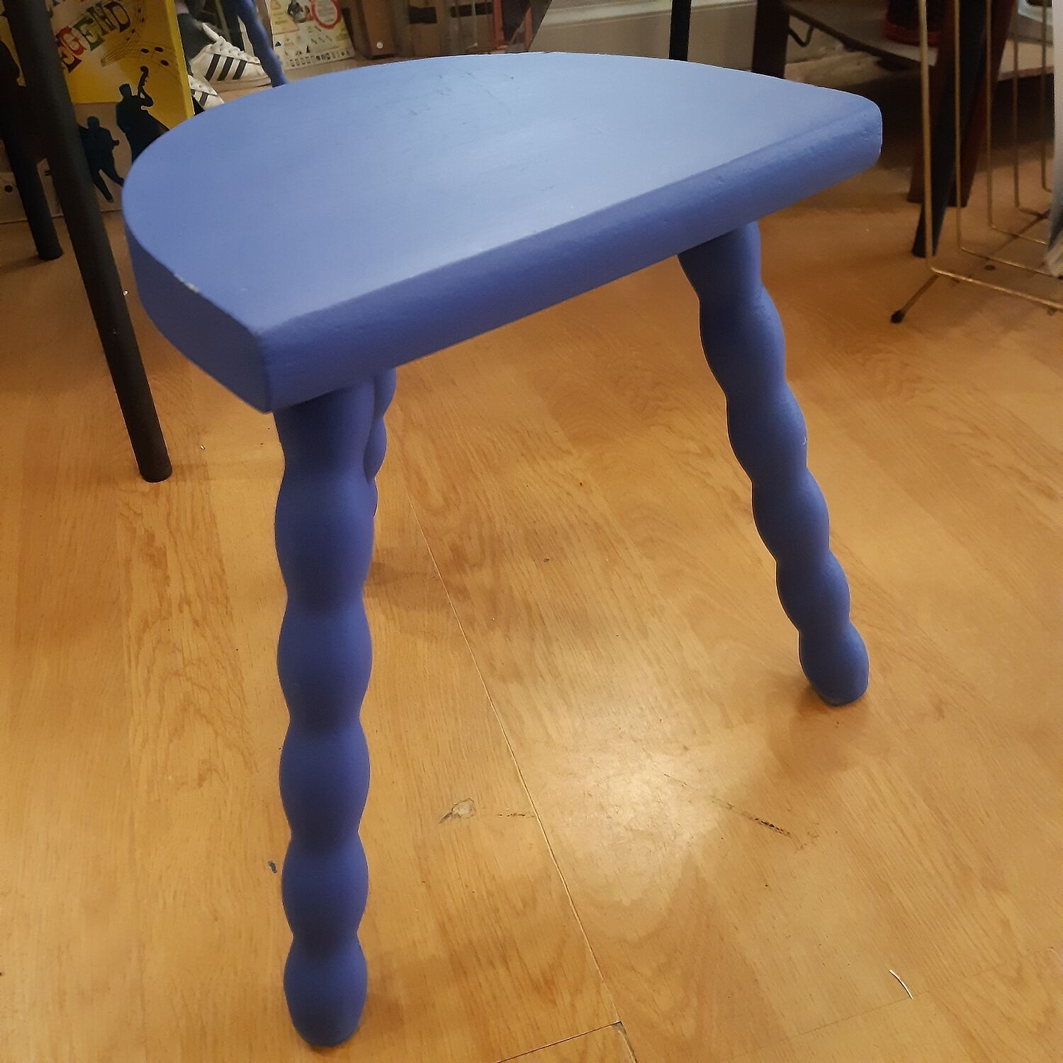 Pearl wood tripod stool majorelle blue