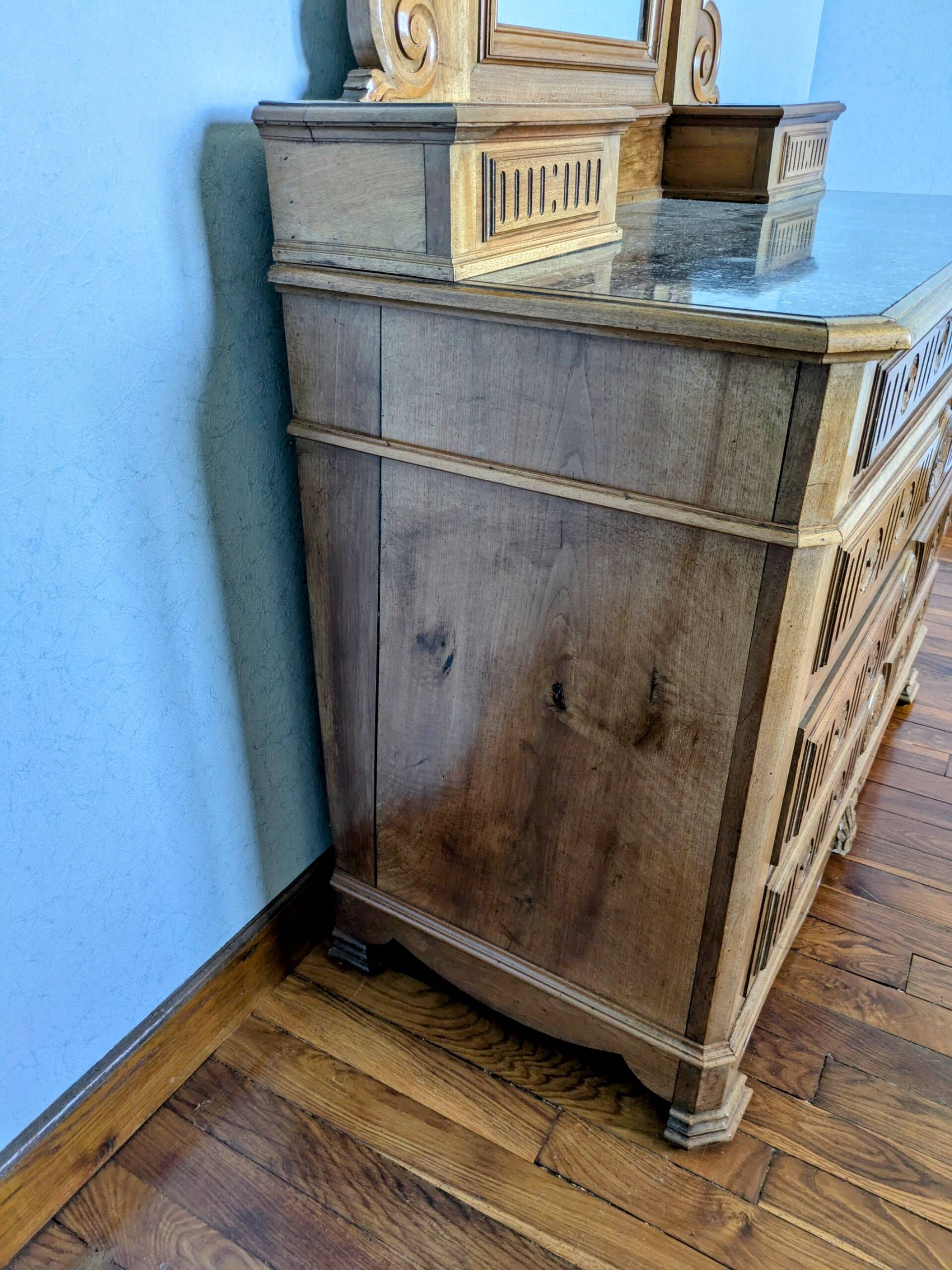 Dressing table in fine walnut from the 19th century.