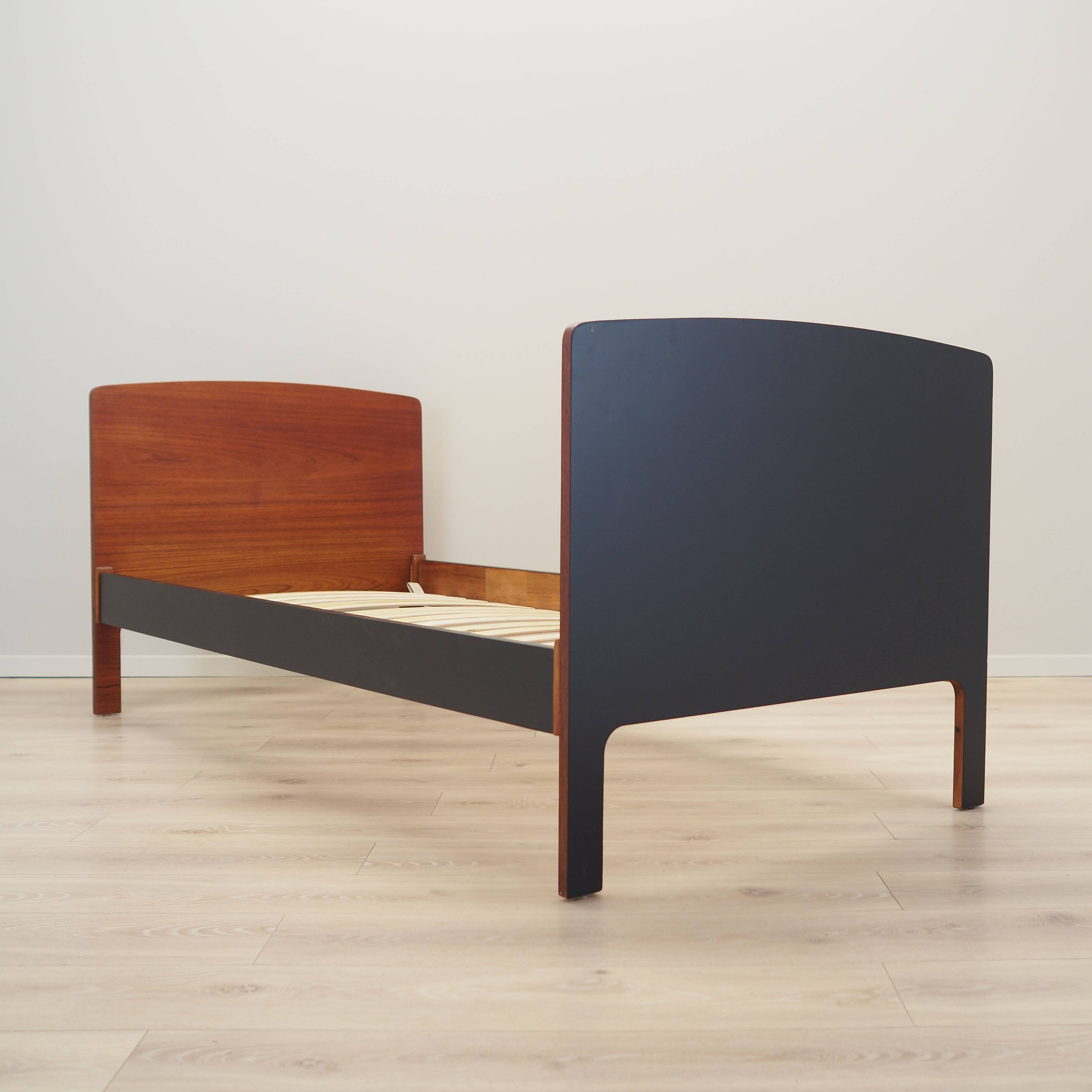 Lit en teck, design danois, années 1970, production : Danemark