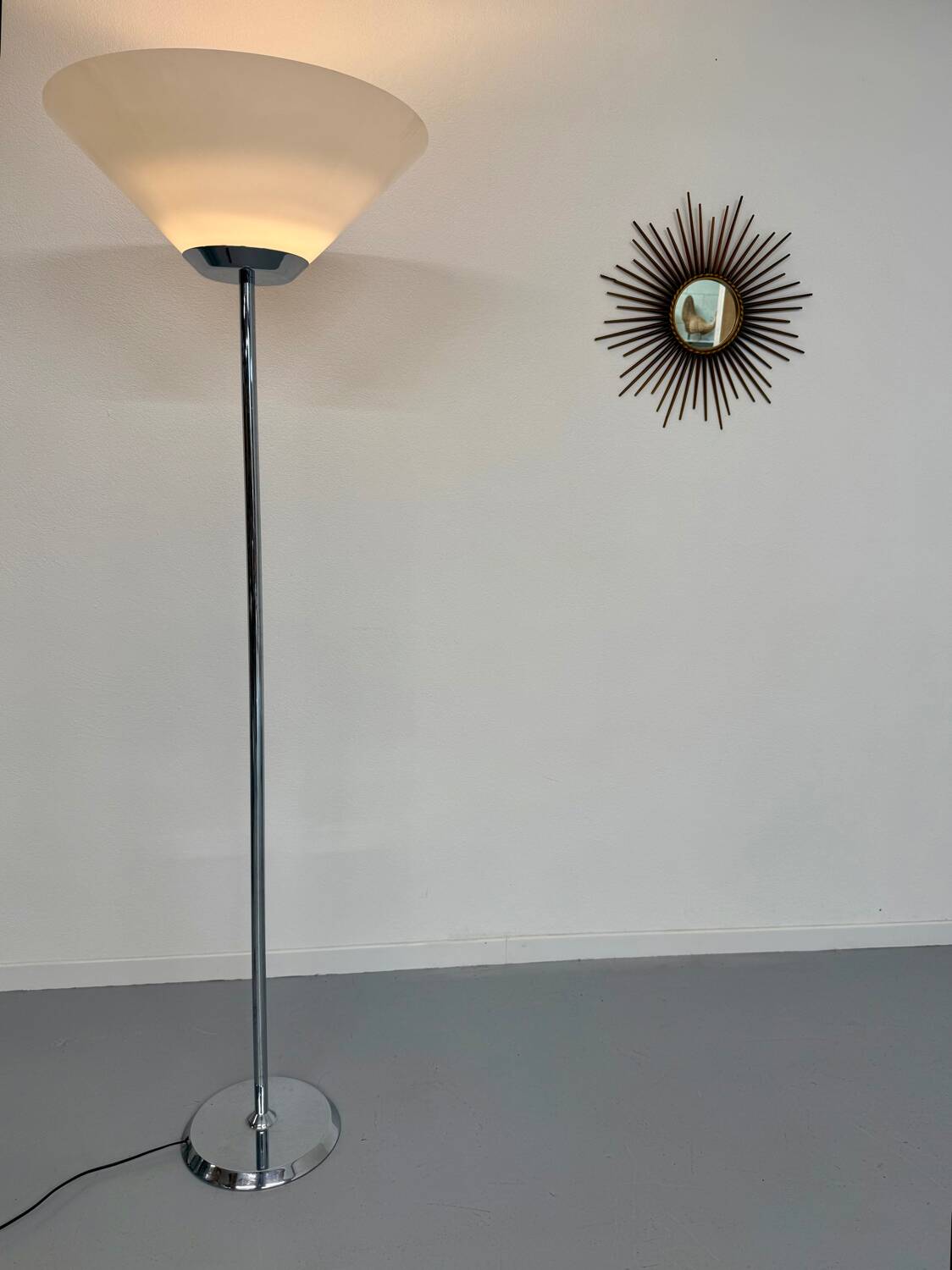 Floor lamp in white metal and plastic, Swisslamps SLZ design, vintage 80s