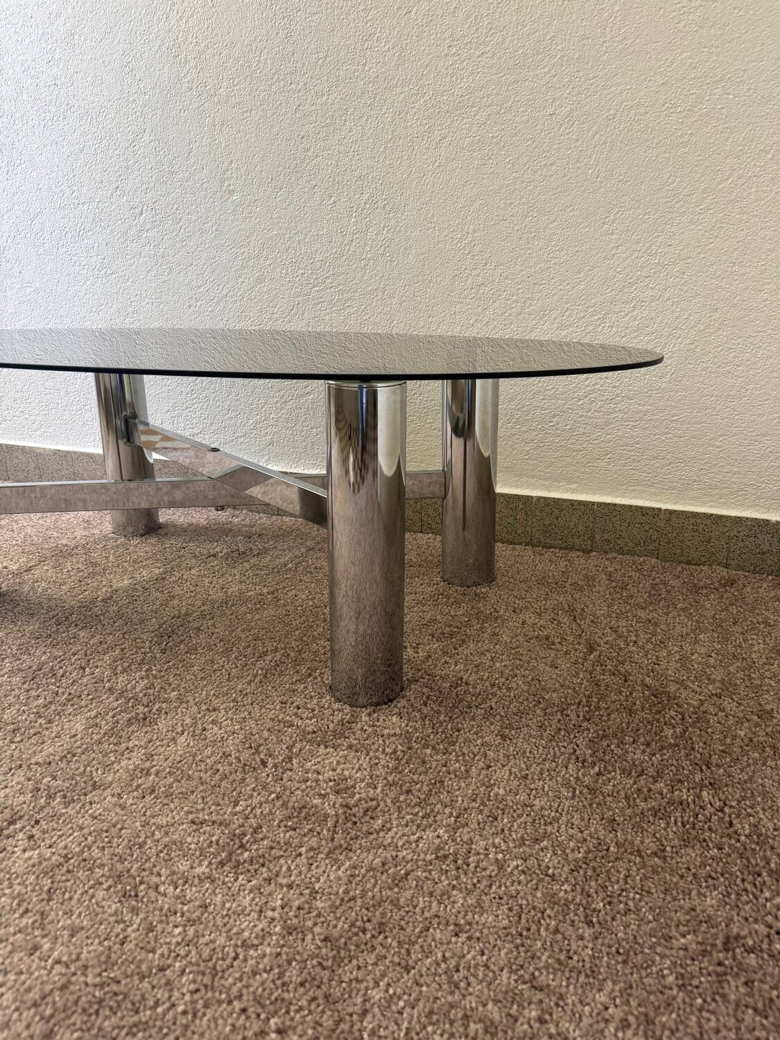 Table basse métal chromé verre fumé années 70