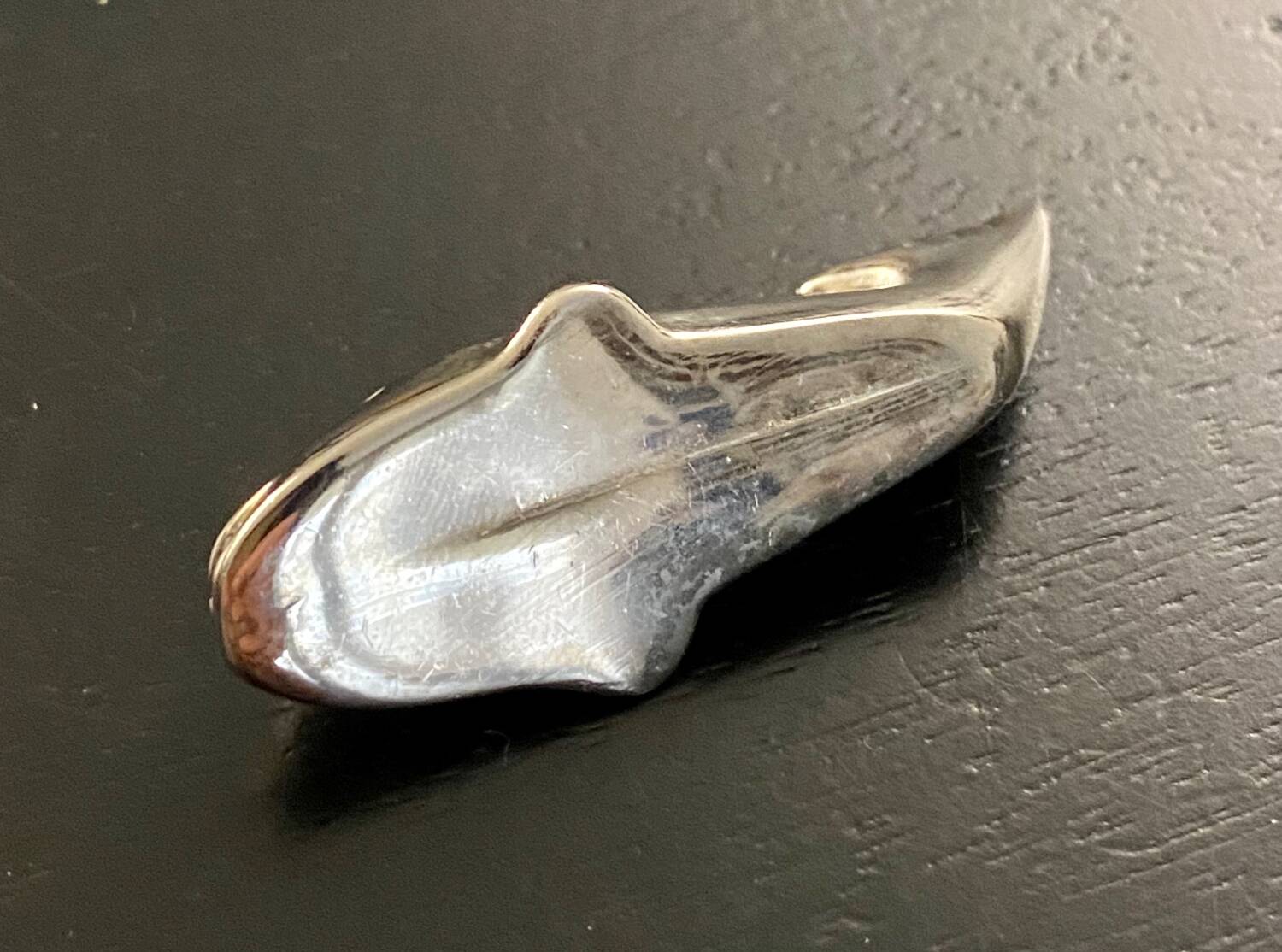 11 whale-shaped metal knife holders