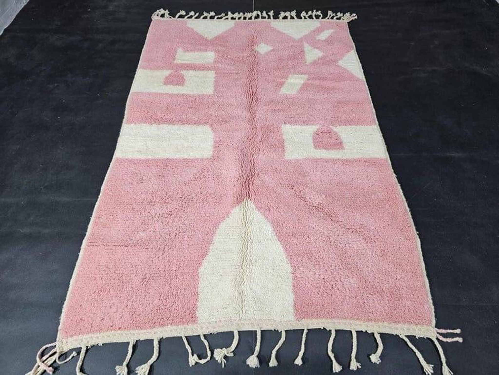 Beni Mrirt rug, handmade in traditional style, size 140 x 260 cm.