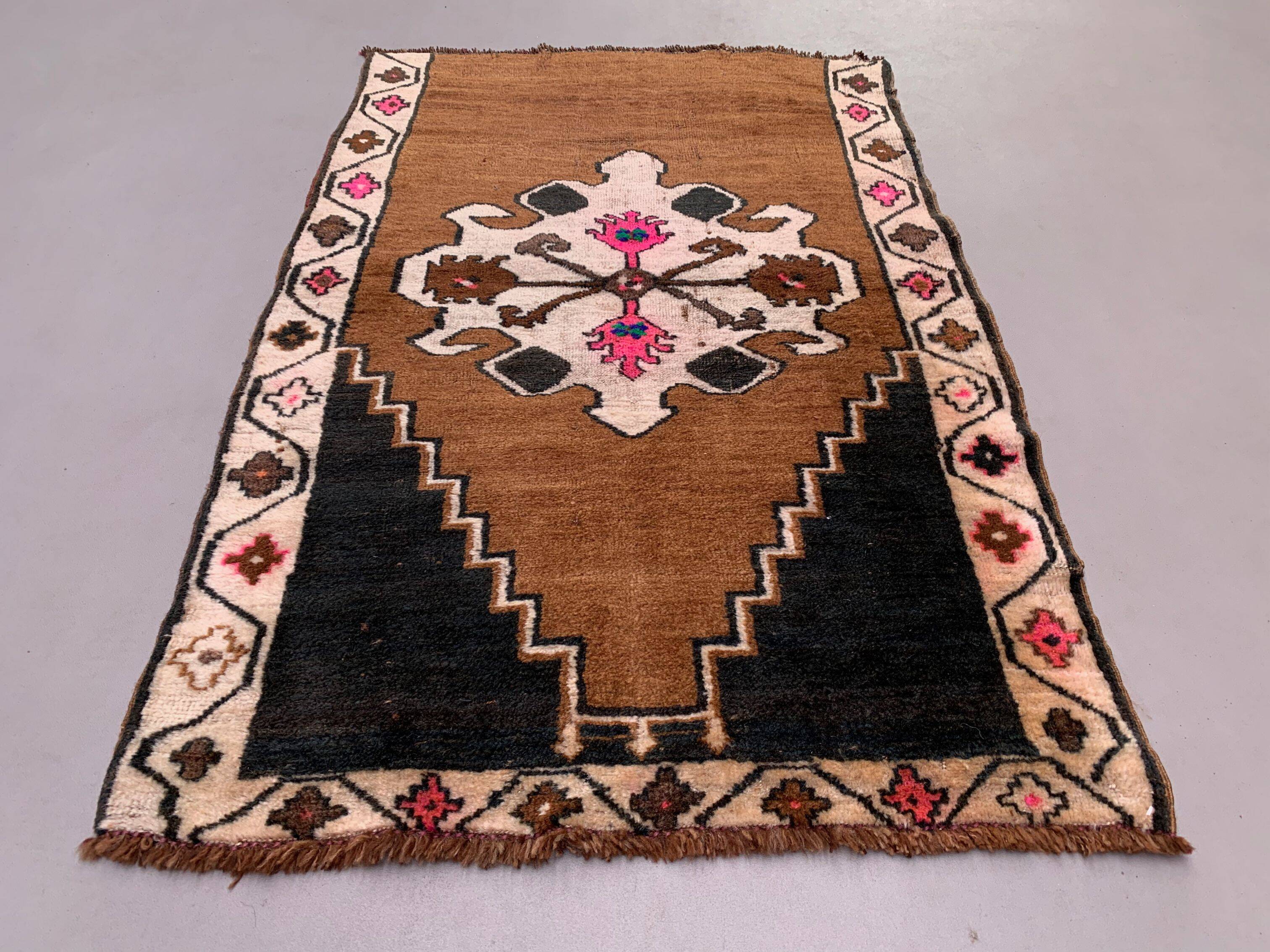 Vintage Turkish Rug 131x87 cm shabby carpet Kars Region Small