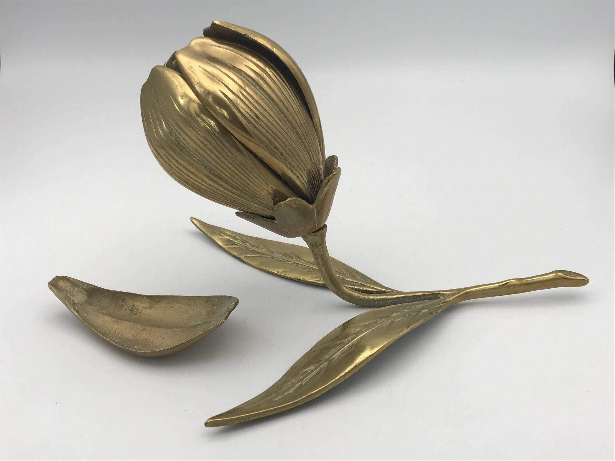 Vintage flower ashtray in solid gold-plated brass with six removable petals from the 60s/70s