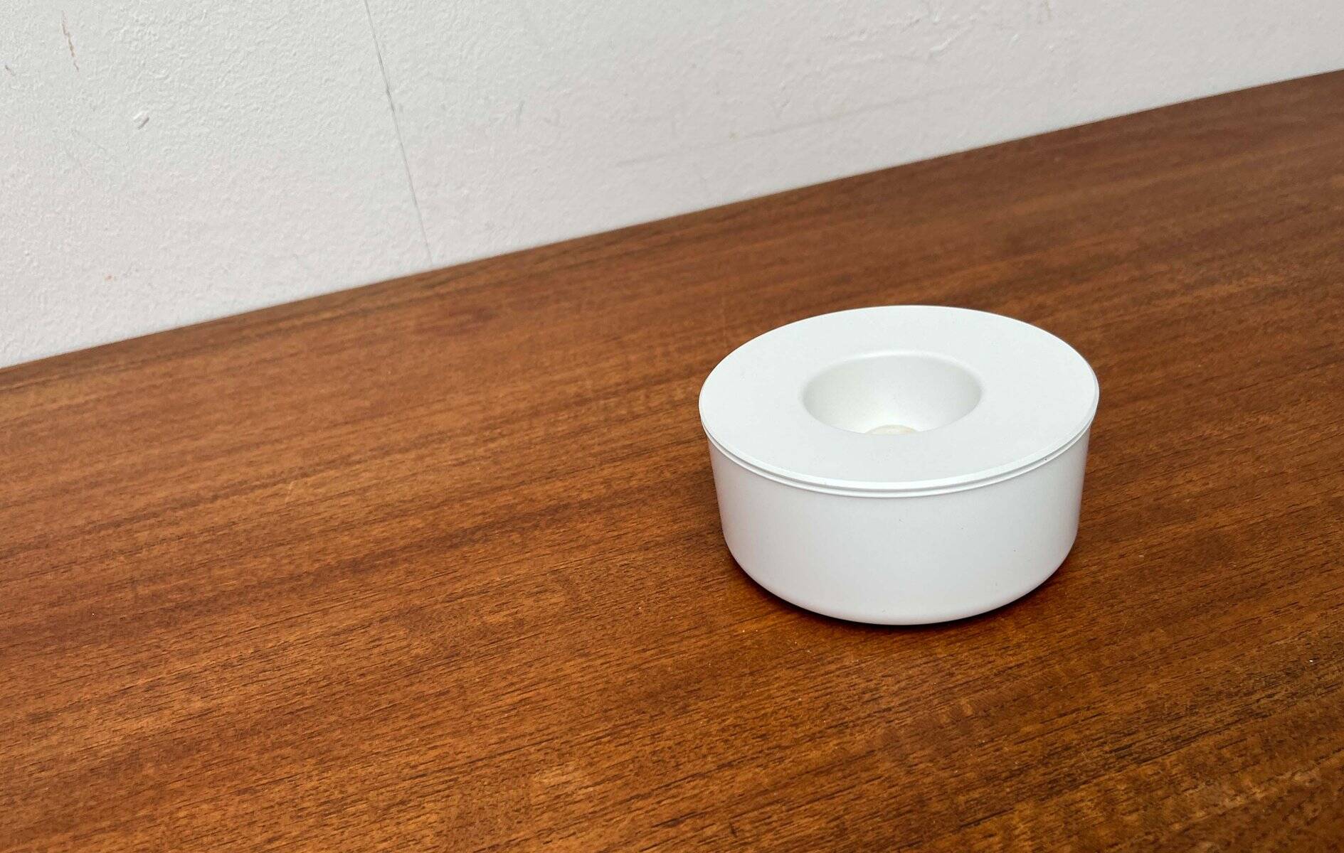 White melamine ashtray, mid-century Swedish design by Gunnar Larson for Gustavsberg, 1960s.