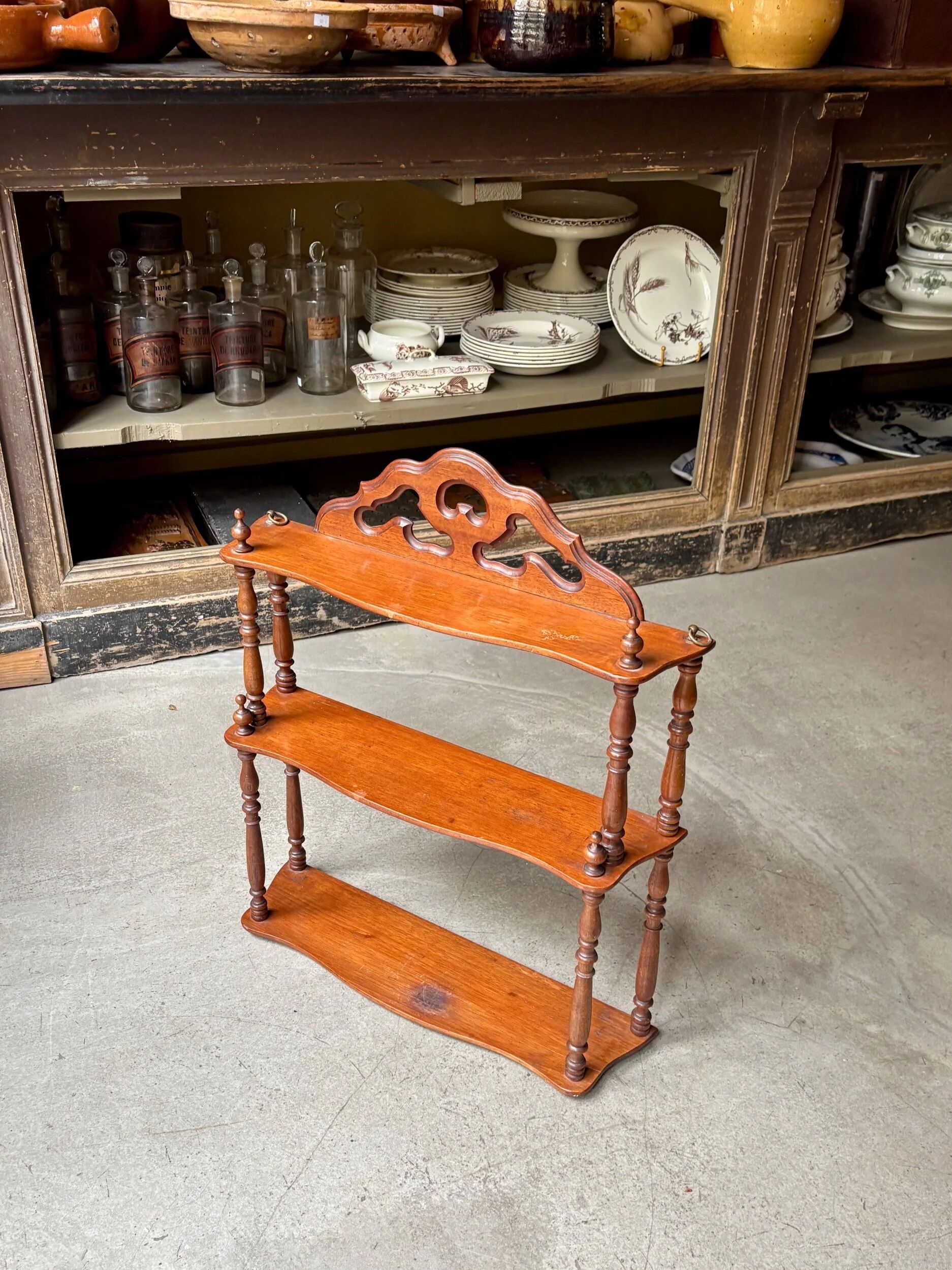 Dark wood shelf with a pediment in Napoléon III style