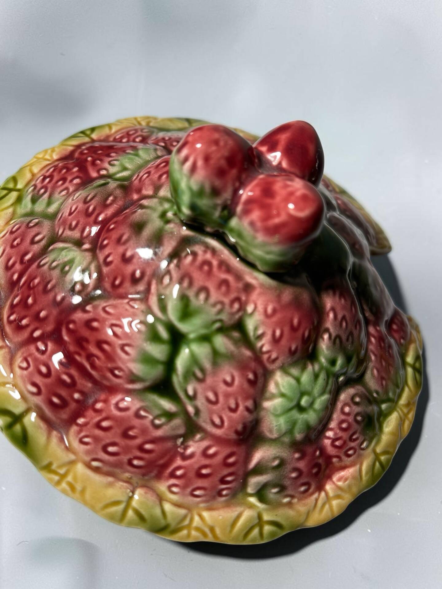 Confiturier vintage Sarreguemines en barbotine – Décor fraises – Ensem