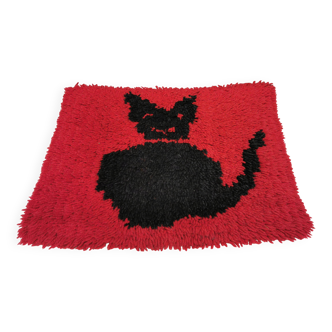 Beautiful Swedish handmade rya rug in wool. In the form of a mat with a cat motif