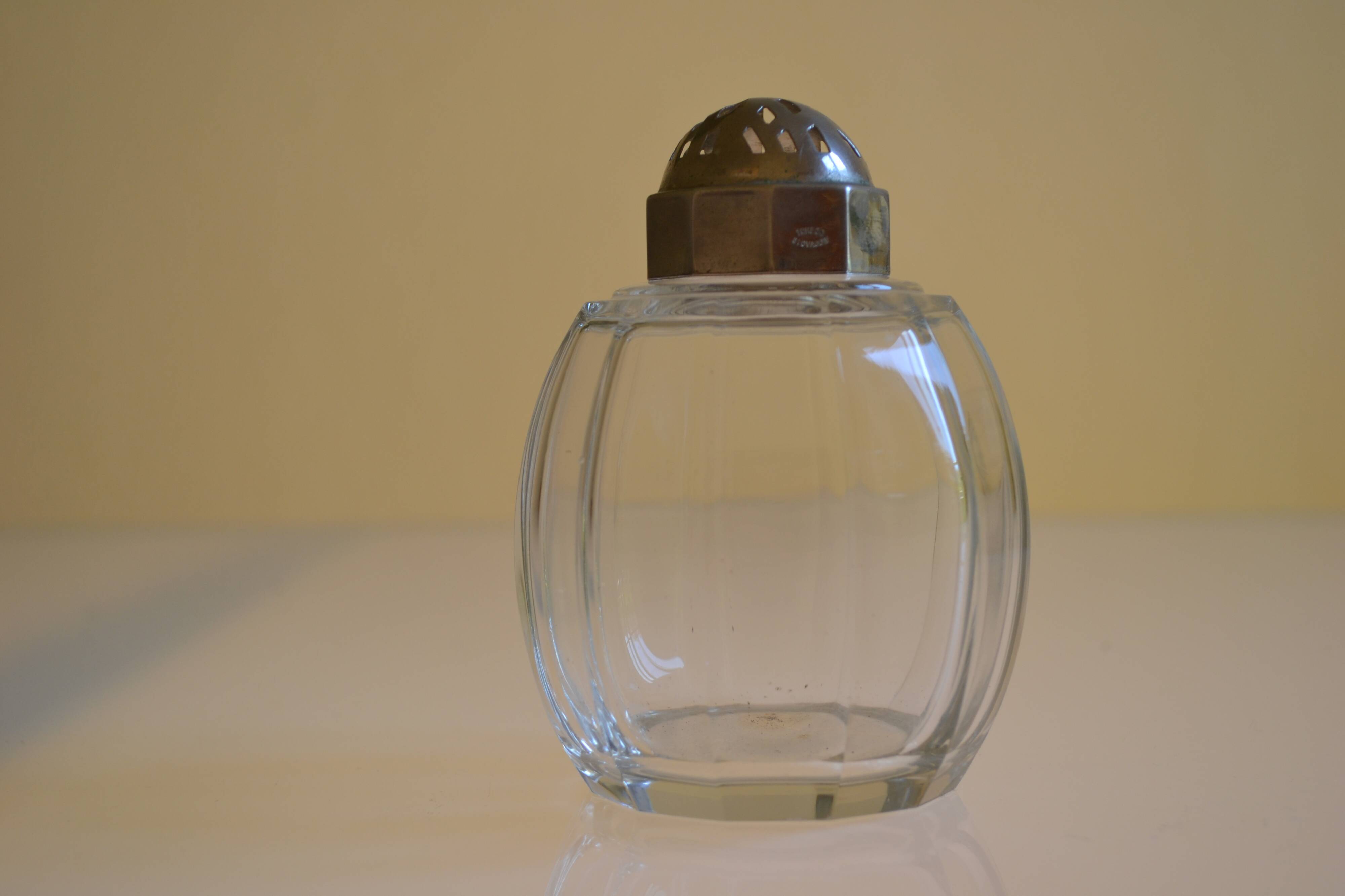 Sucrier Saupoudreuse Art Déco en verre de Tchécoslovaquie