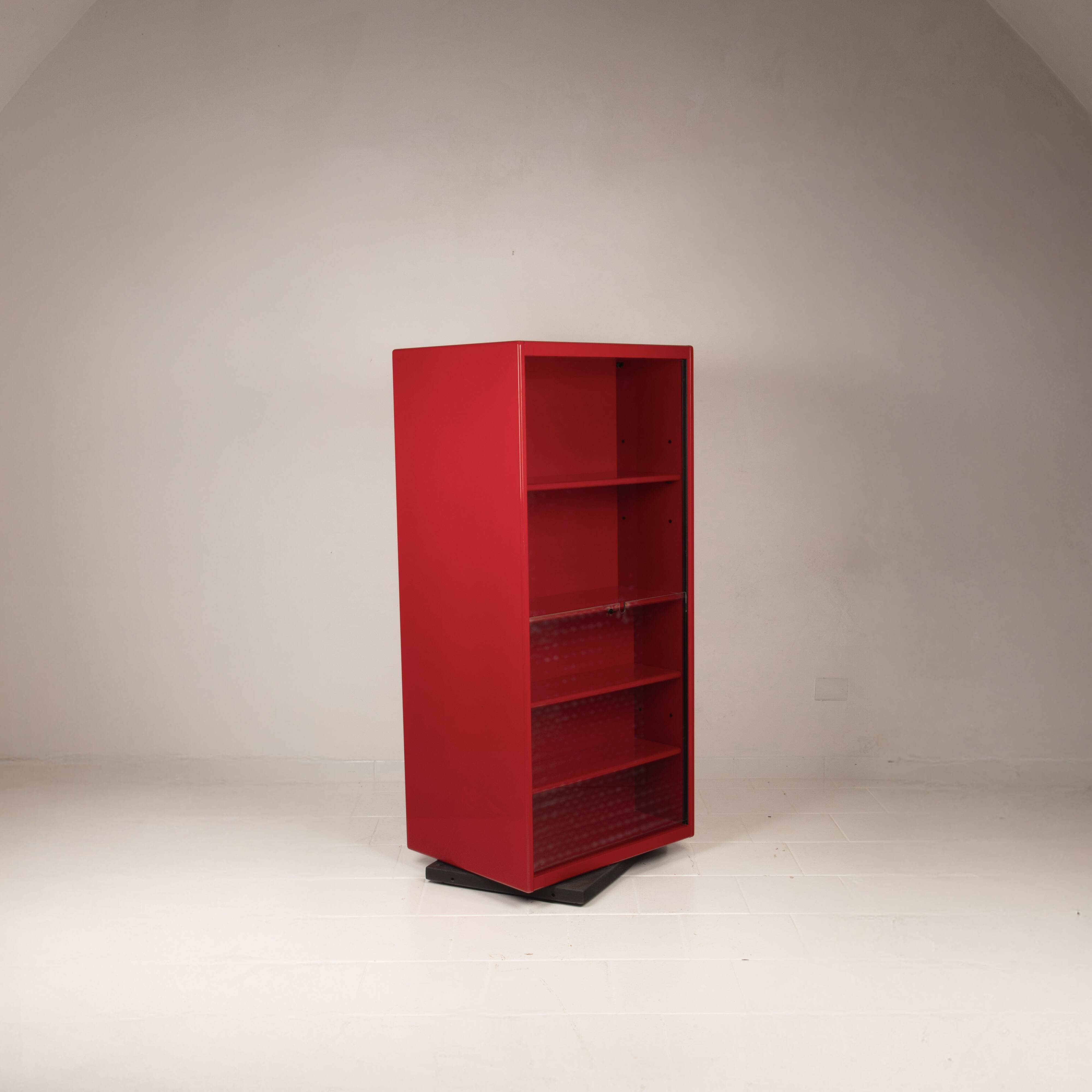 Double-face rotating display cabinet in red lacquer by Arflex, 1980s