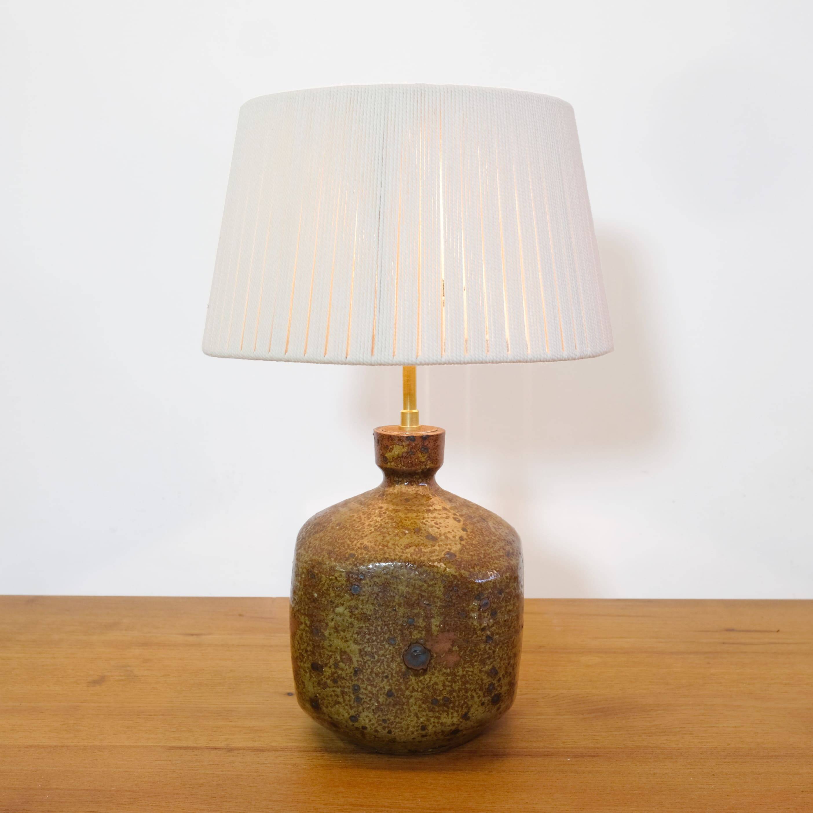 Lampe en grès quadrangulaire et son abat-jour en corde.