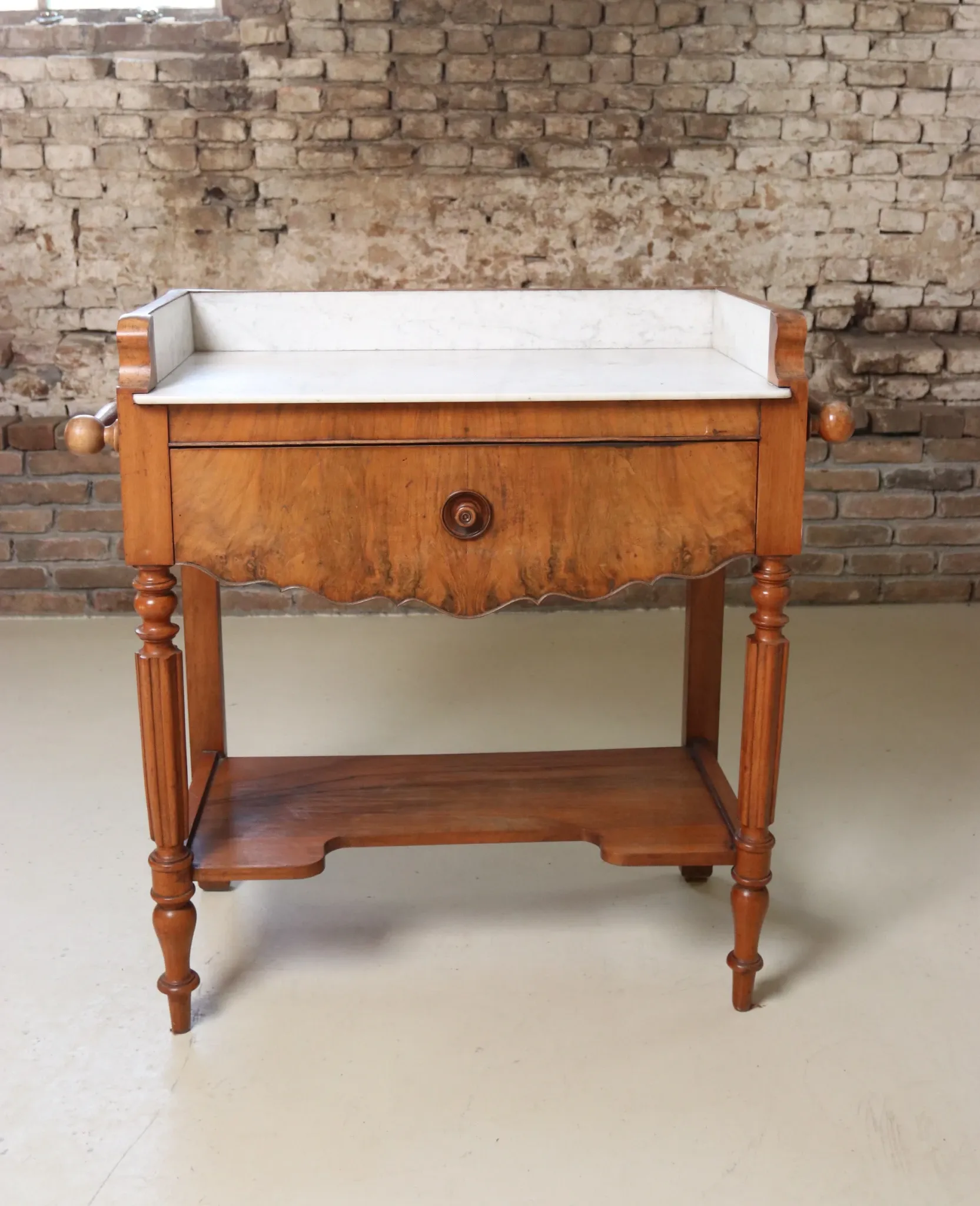 Walnut washstand with marble top and towel rails – Louis-Philippe, 19th c.