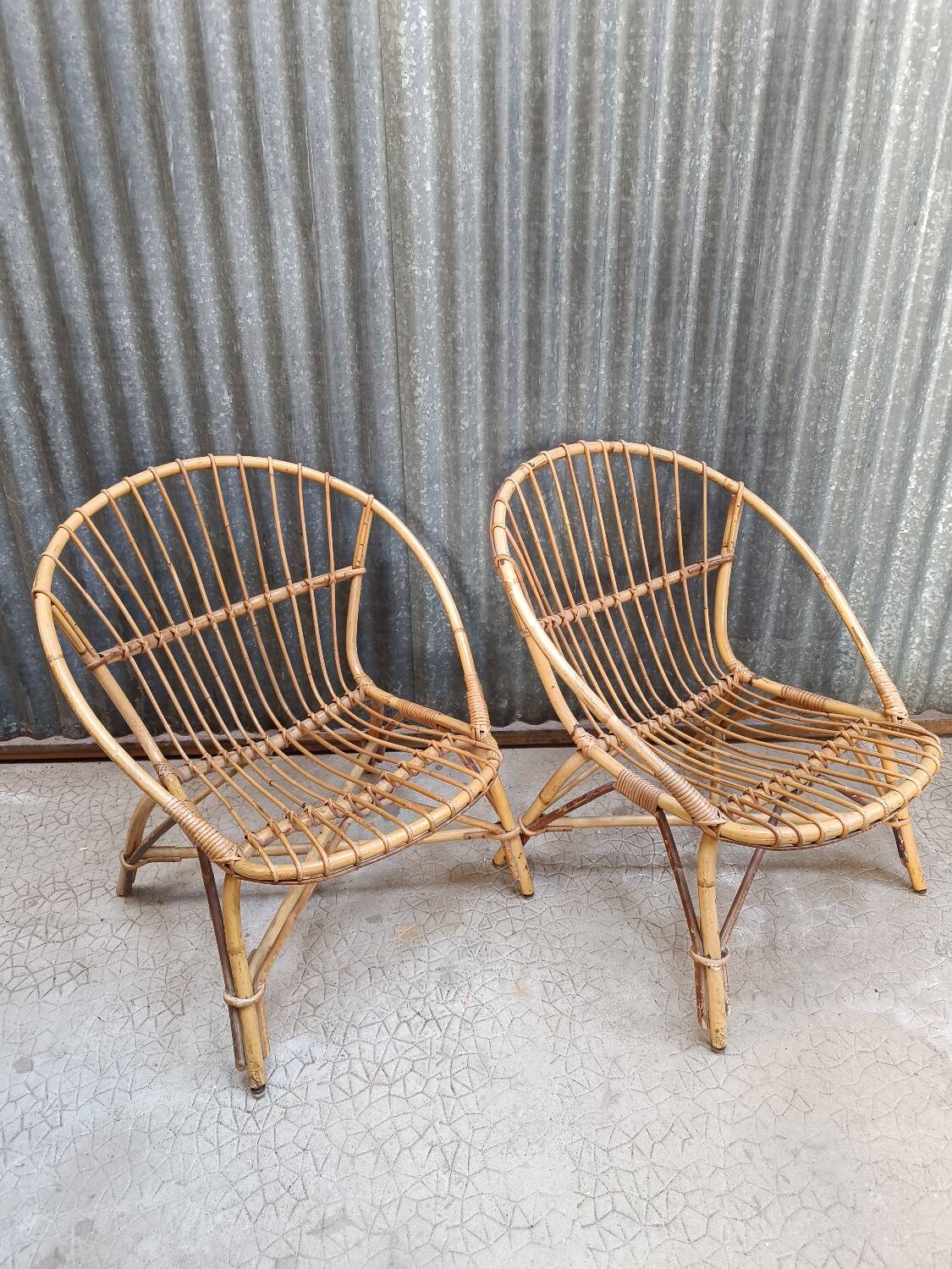 Paire de fauteuils coquille en osier rotin vintage