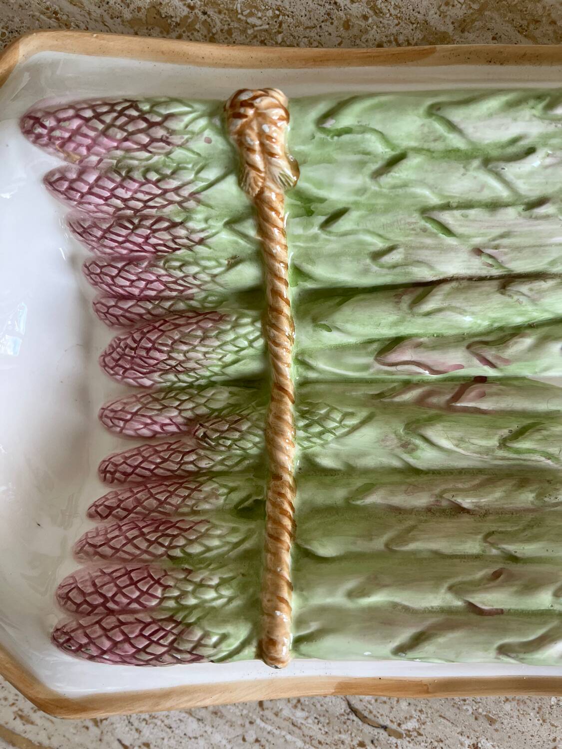 Asparagus-shaped slip dish