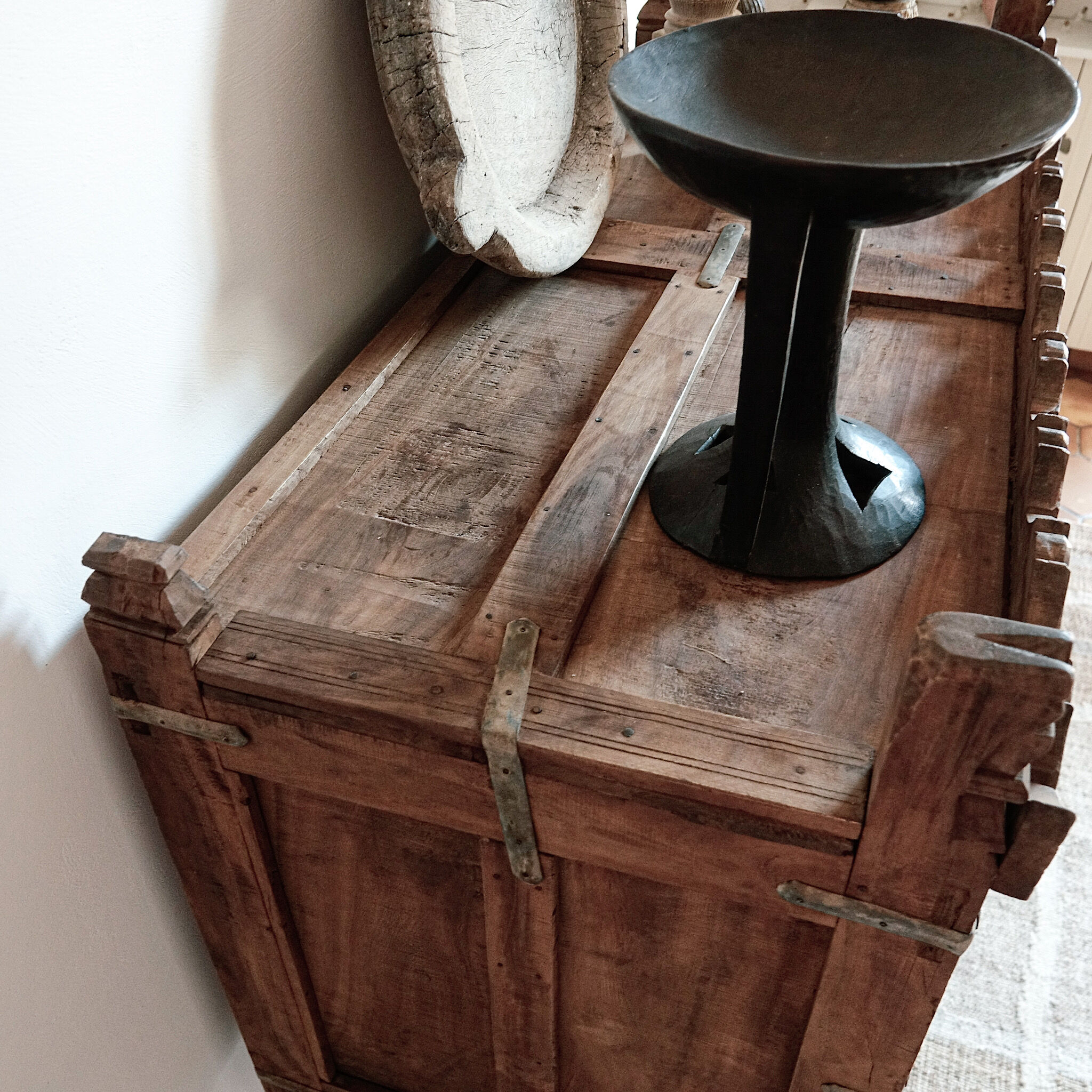 Old Indian furniture buffet damchiya