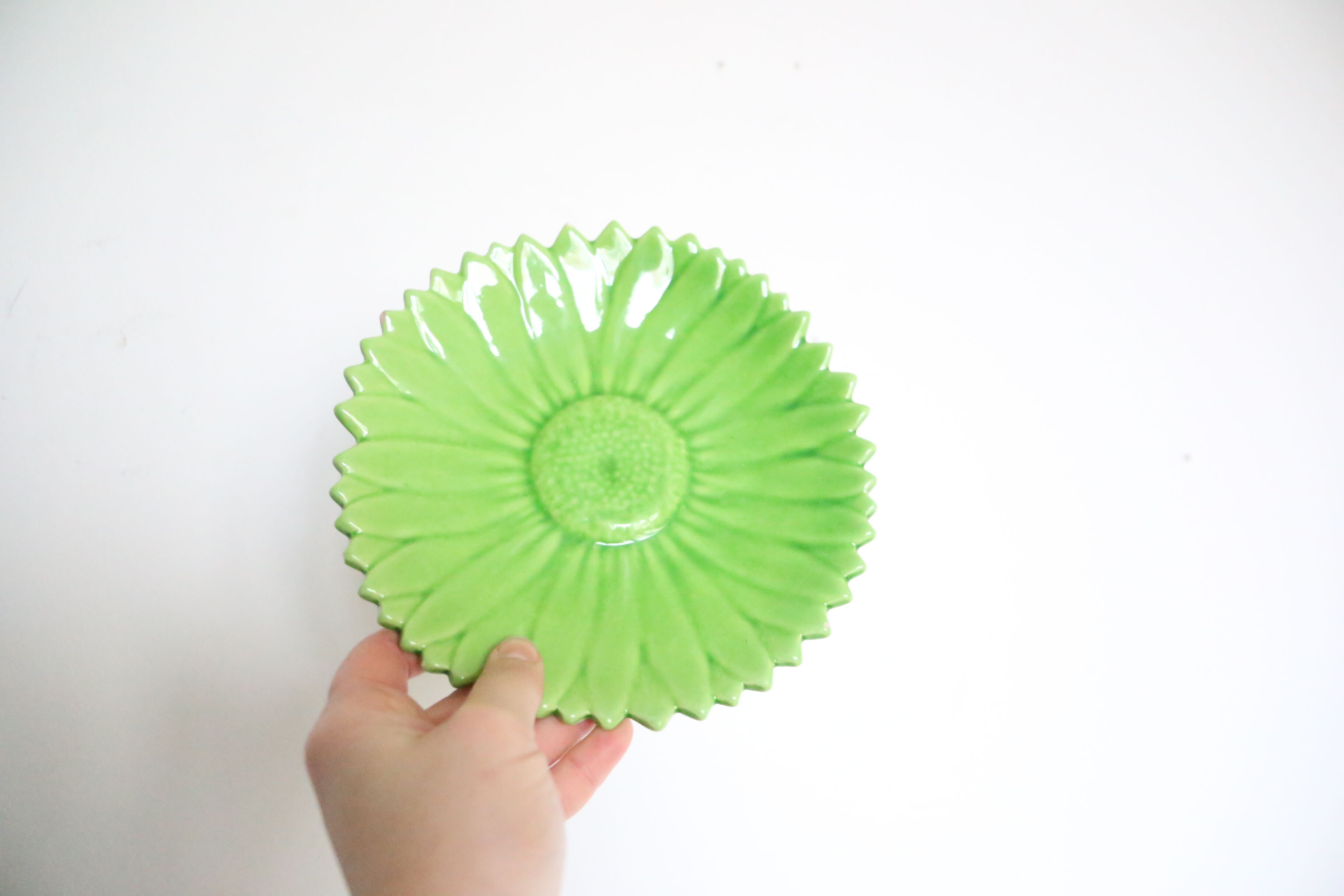 Plates Vallauris Alain Maunier, 1970, in the shape of a flower, in green earthenware