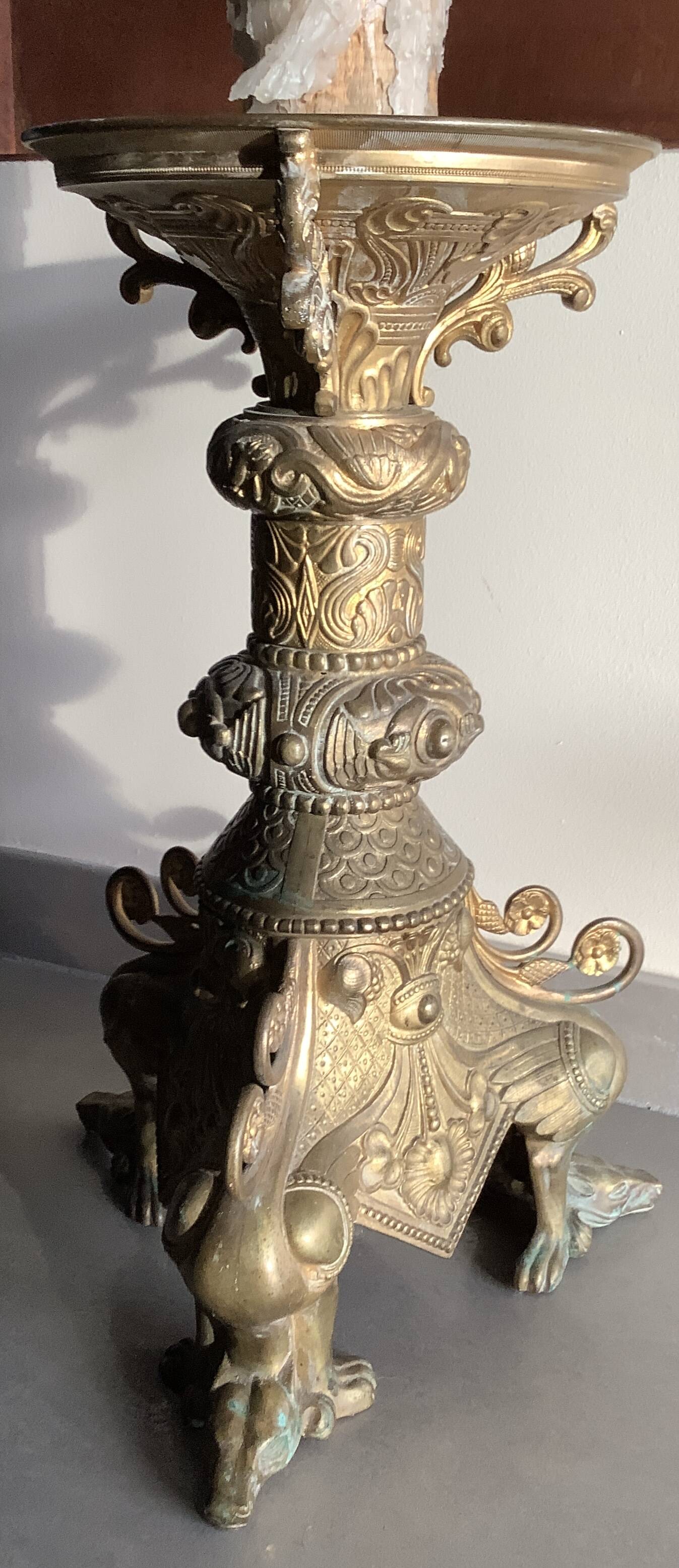 Large bronze candlestick with tripod and winged dog decoration, 19th century.