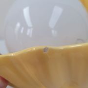 Lampe vintage coquillage en céramique jaune années 70