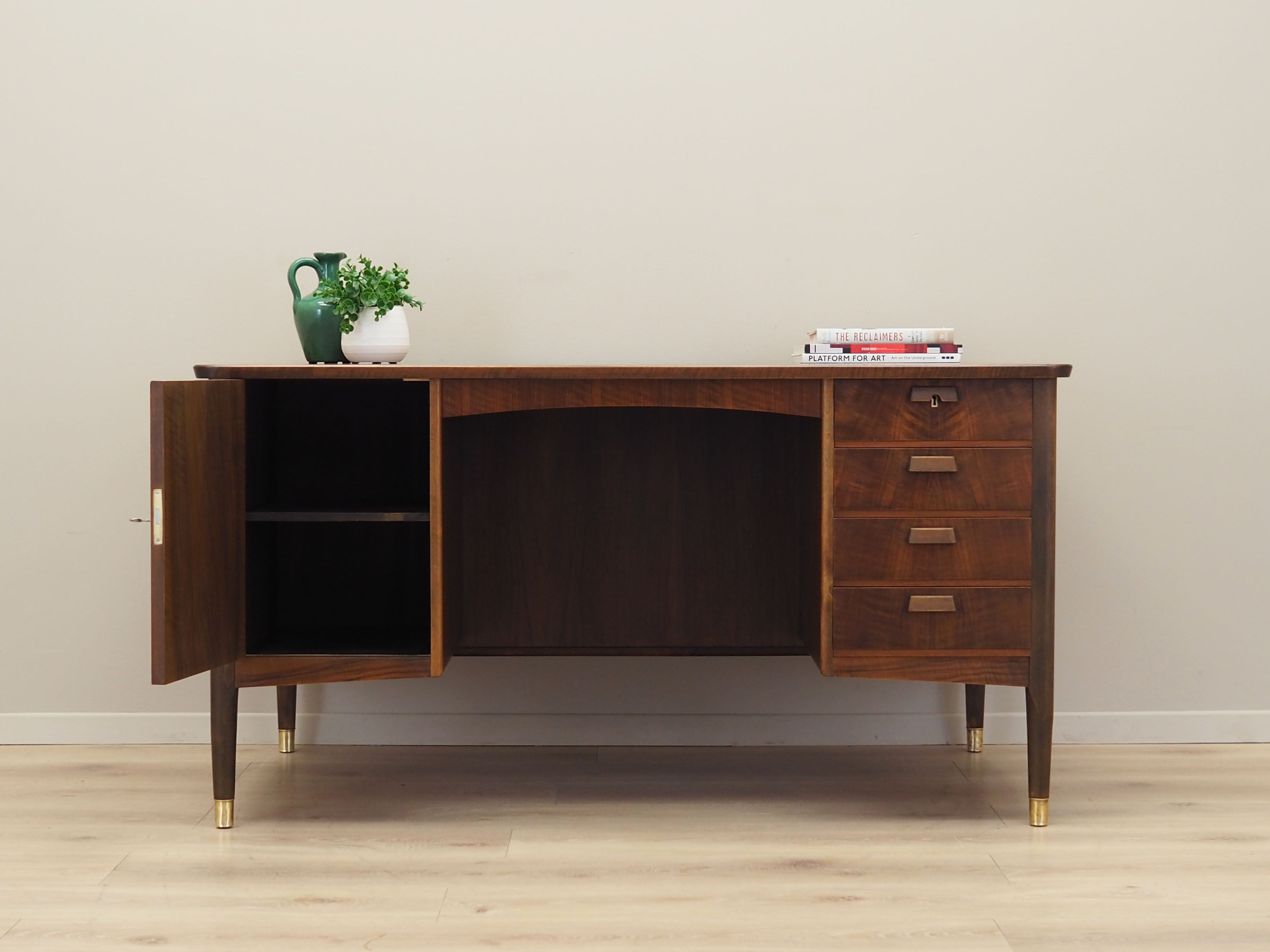Bureau en noyer, design danois, années 1970, production: Danemark