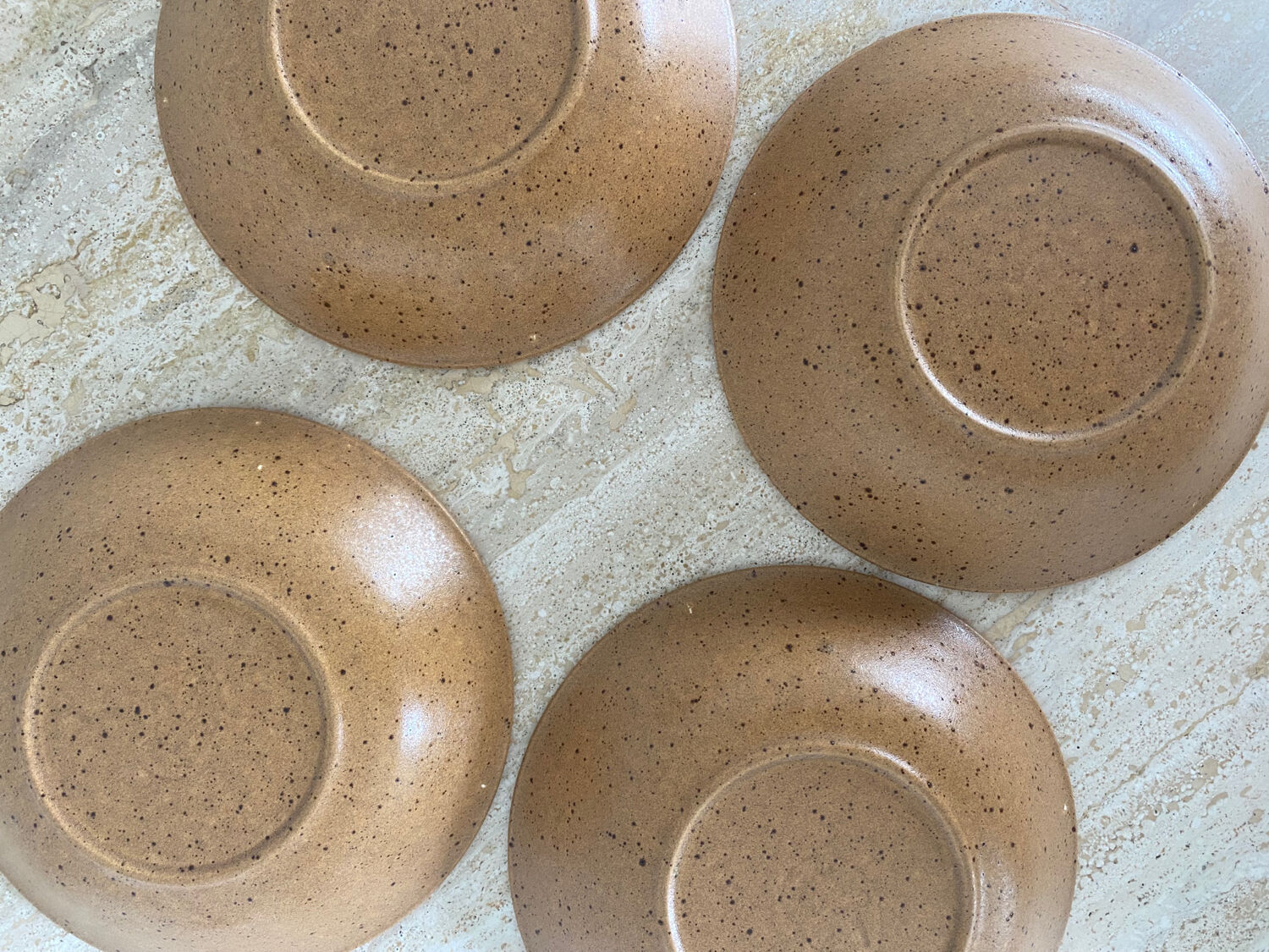 4 hollow plates in speckled stoneware
