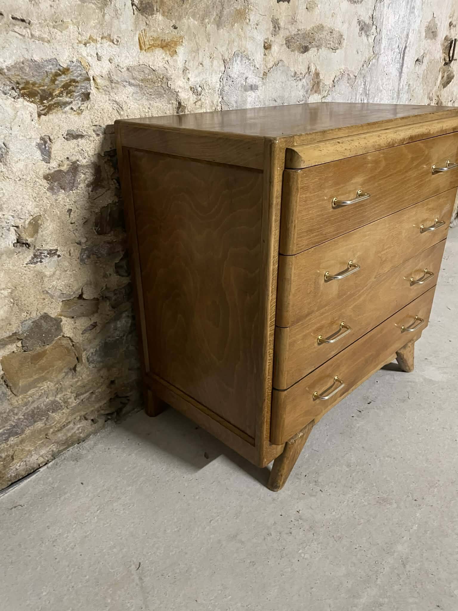 Vintage chest of drawers with 4 drawers and tapered legs.