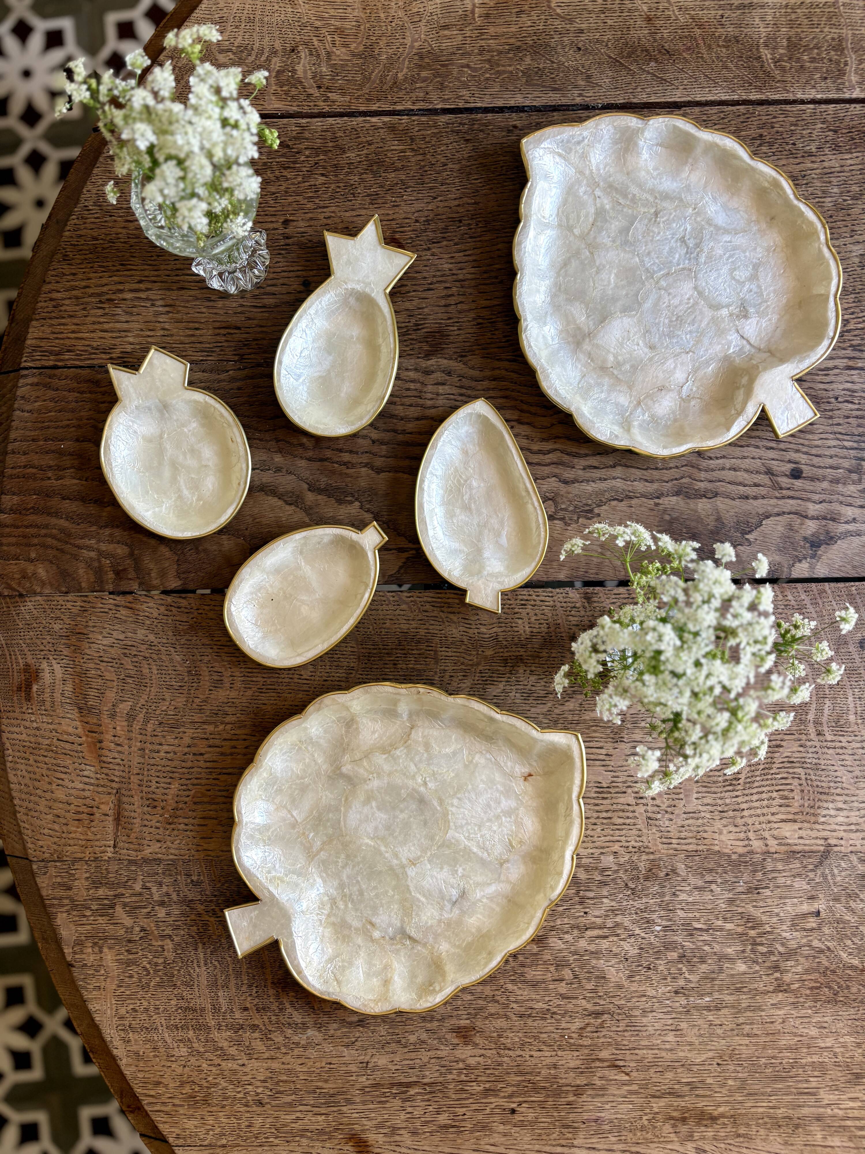 Lot de plats vintage en nacre et laiton